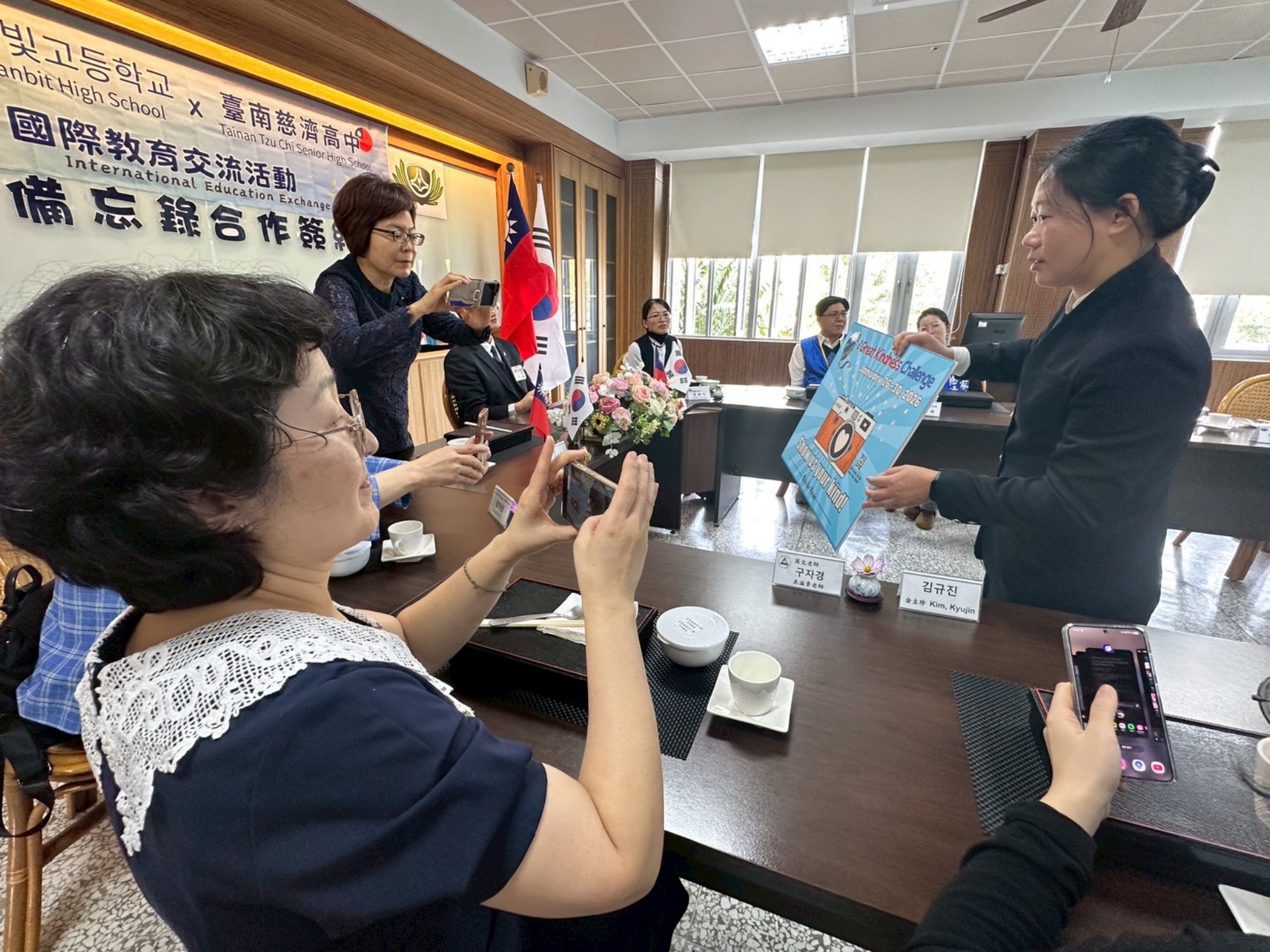 邀請韓國來賓響應「全球慈悲大挑戰」（The Great Kindness Challenge）環保行動。