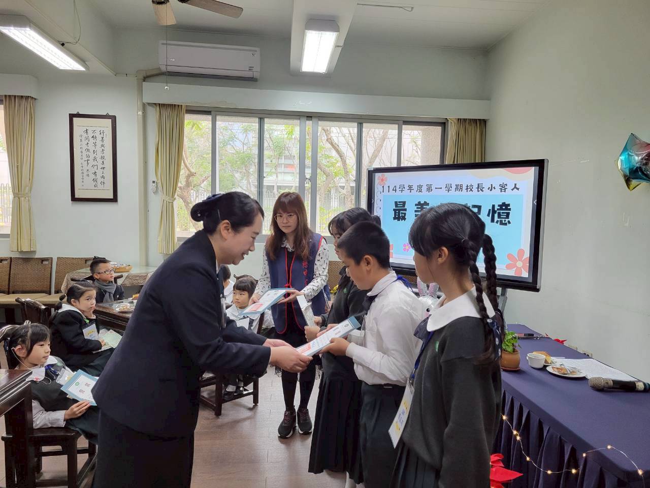 校長一一為孩子頒獎及致贈禮物，肯定孩子的好表現