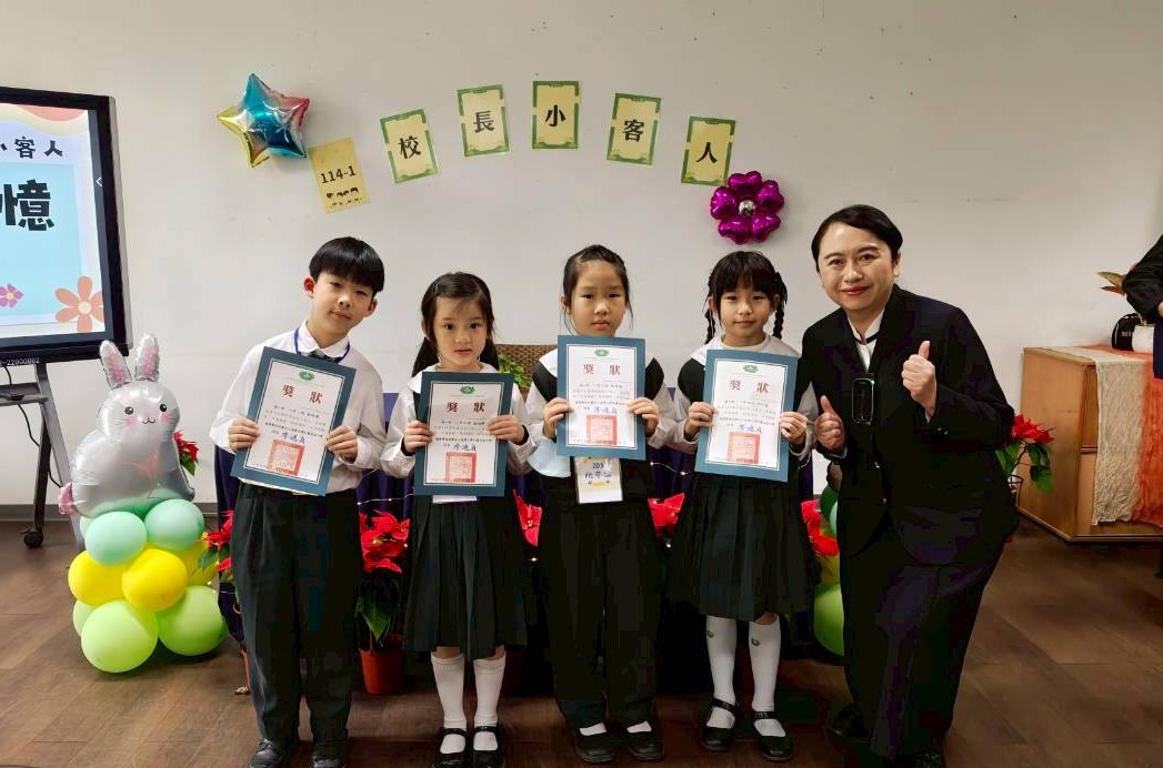 二年級邱同學(右二)不畏聽力上的限制、努力突破自我的精神，是值得學習的典範。