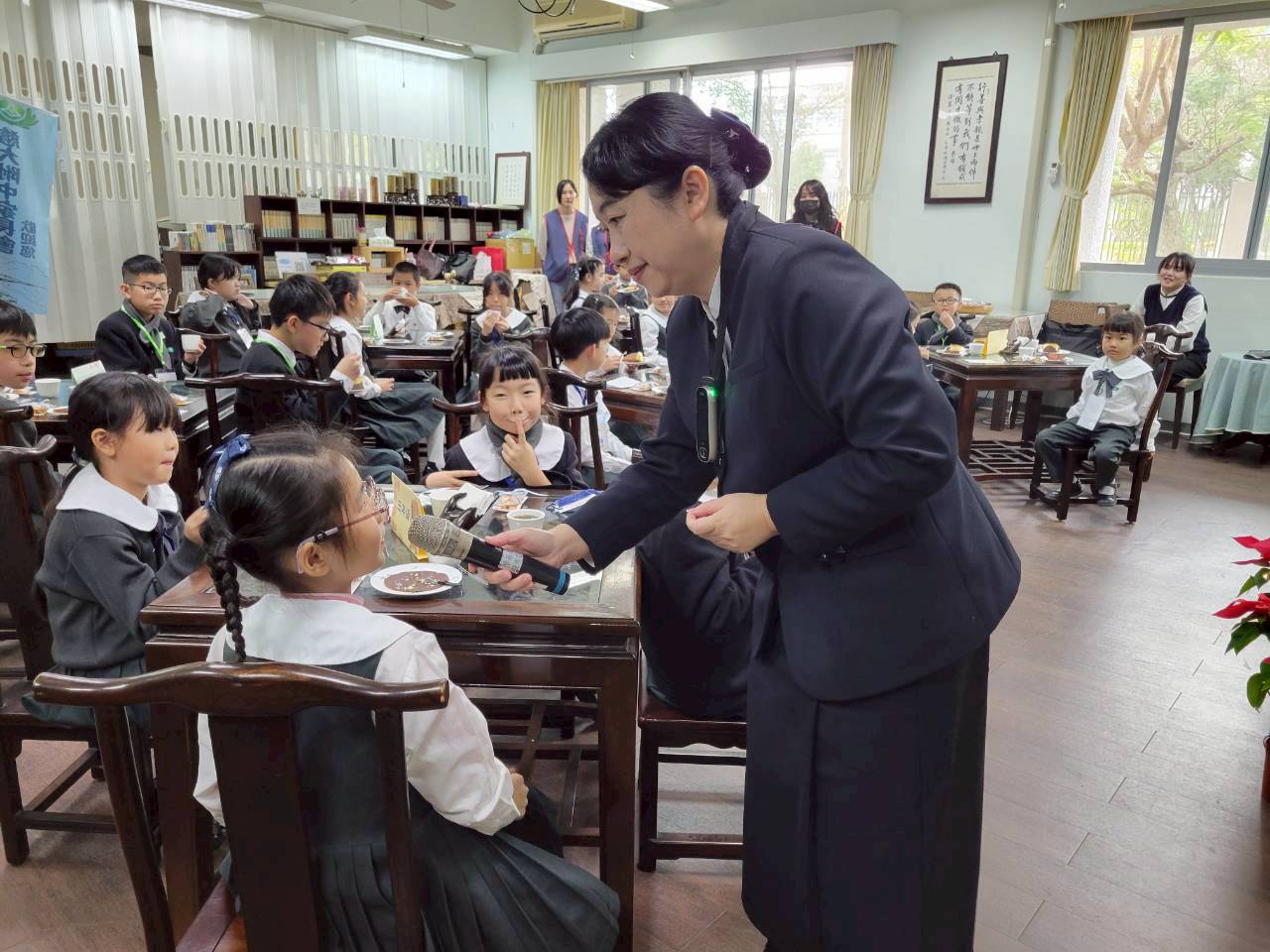 逸貞校長問小客人們：「校長最害怕什麼！」孩子天真的回答：「怕學校沒有管理好！」