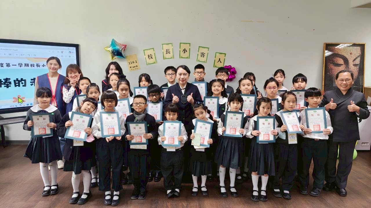 校長跟所有小客人及協助的家長志工們合影