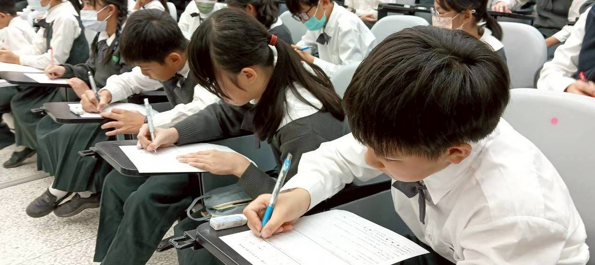 學生用心將聽到的重要觀念記錄下來