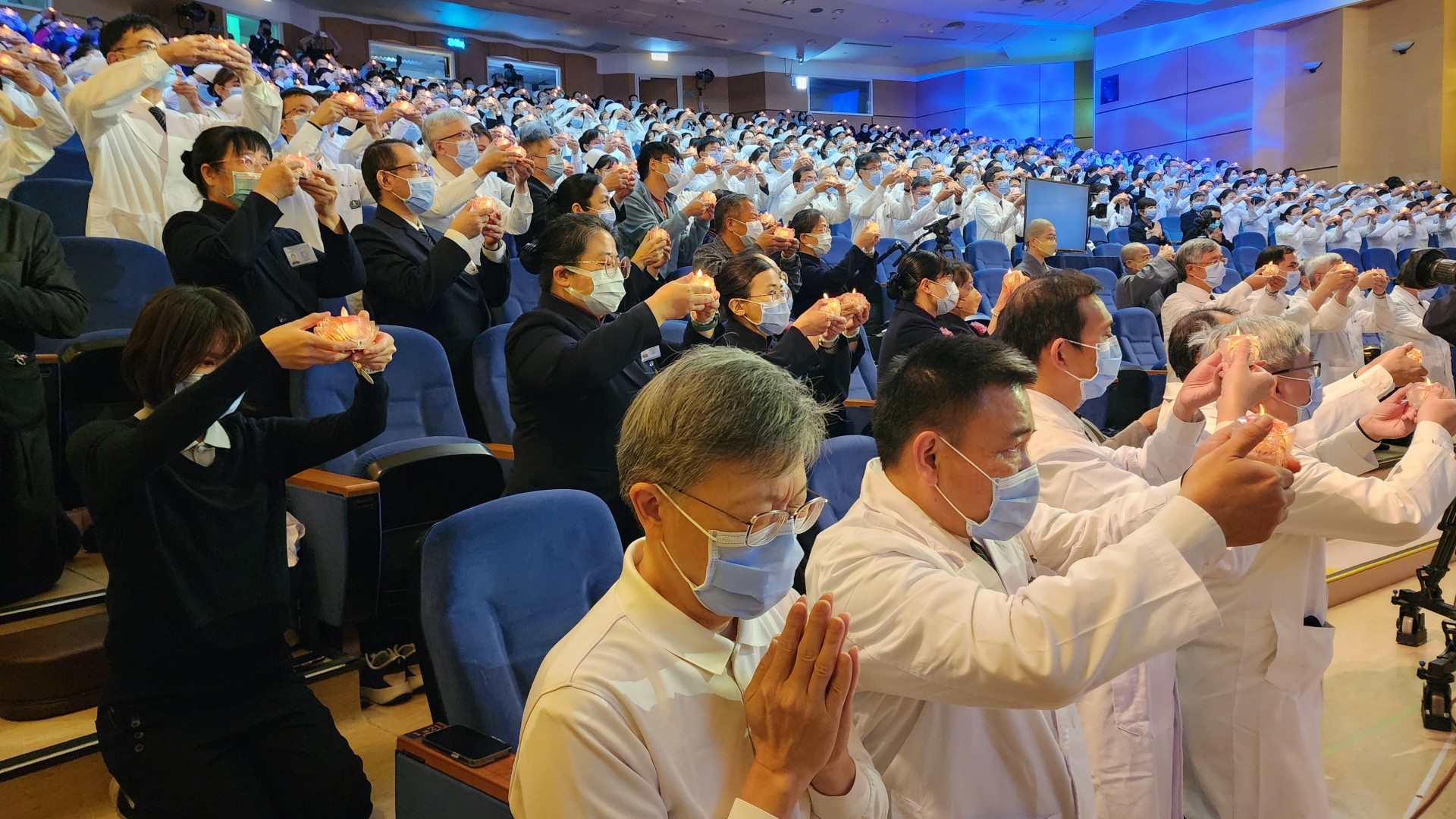 證嚴上人親臨大林慈濟醫院，與六百多位醫護同仁齊聚一堂，參與歲末祝福。