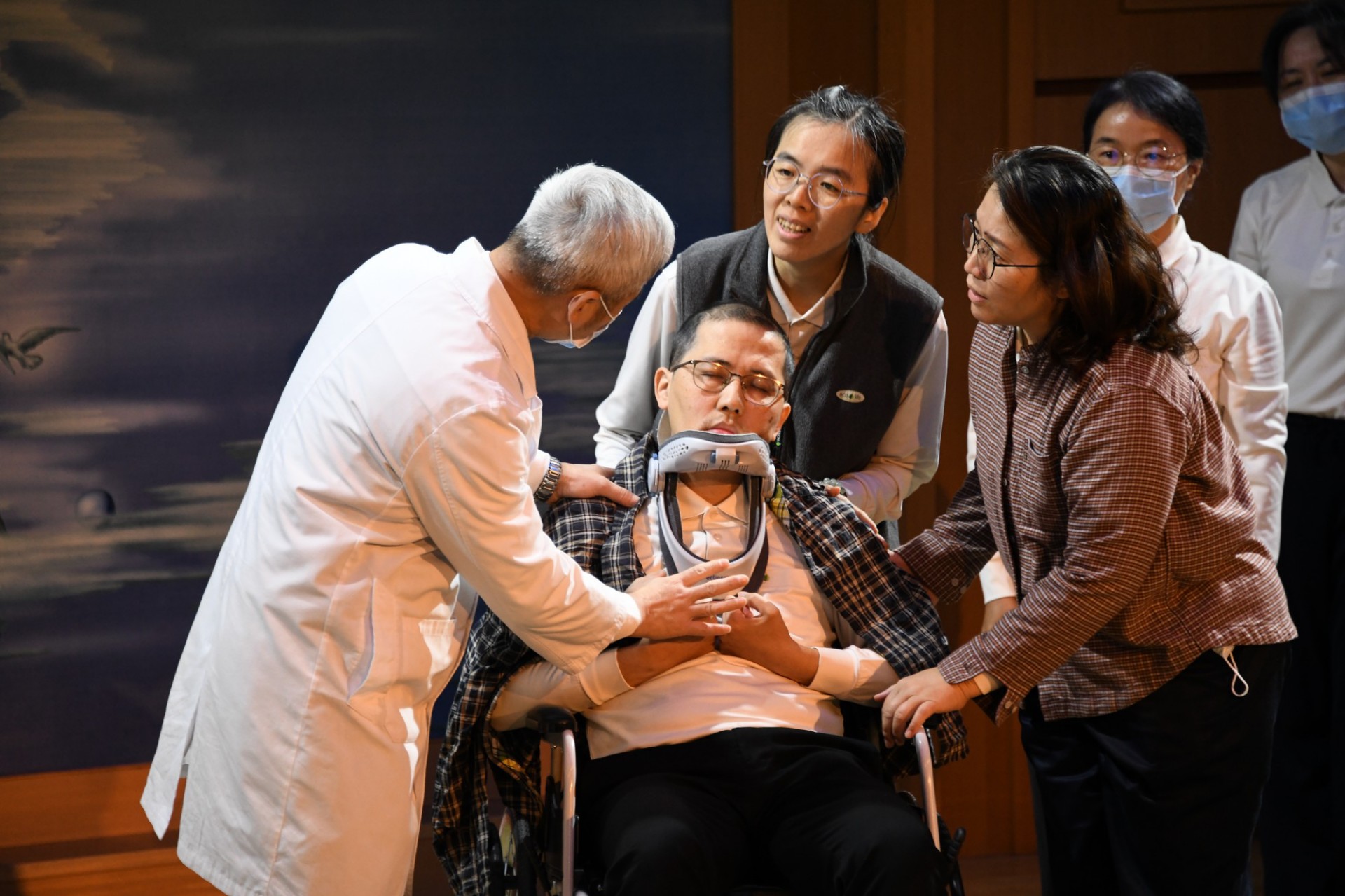 神經外科副院長陳金城醫師「一雙手救兩代人」的真實故事。