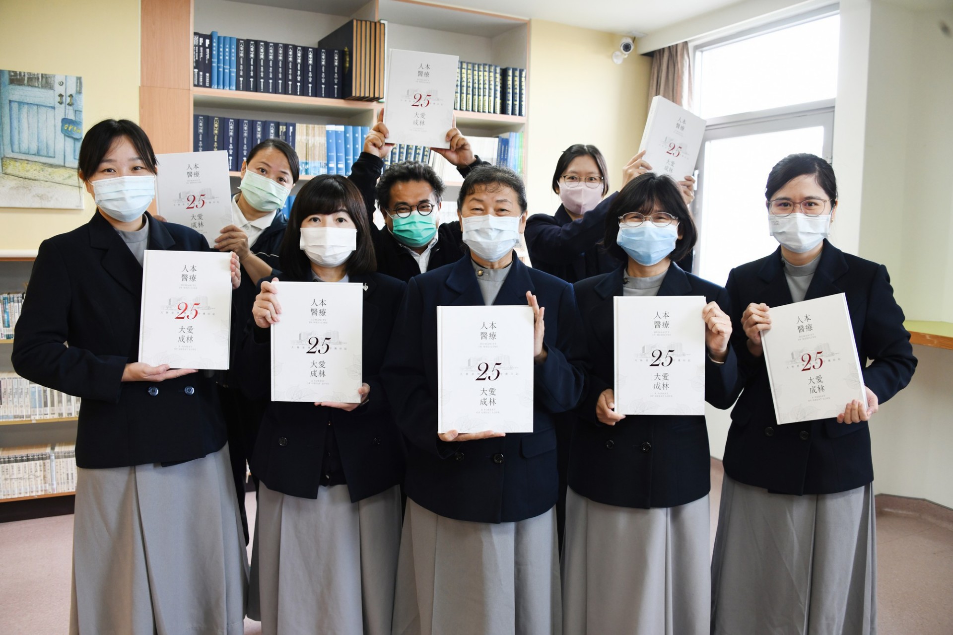 公共傳播室主任帶領全員動員，不分晝夜地籌劃與製作，分工撰寫文稿，歷經半年的時