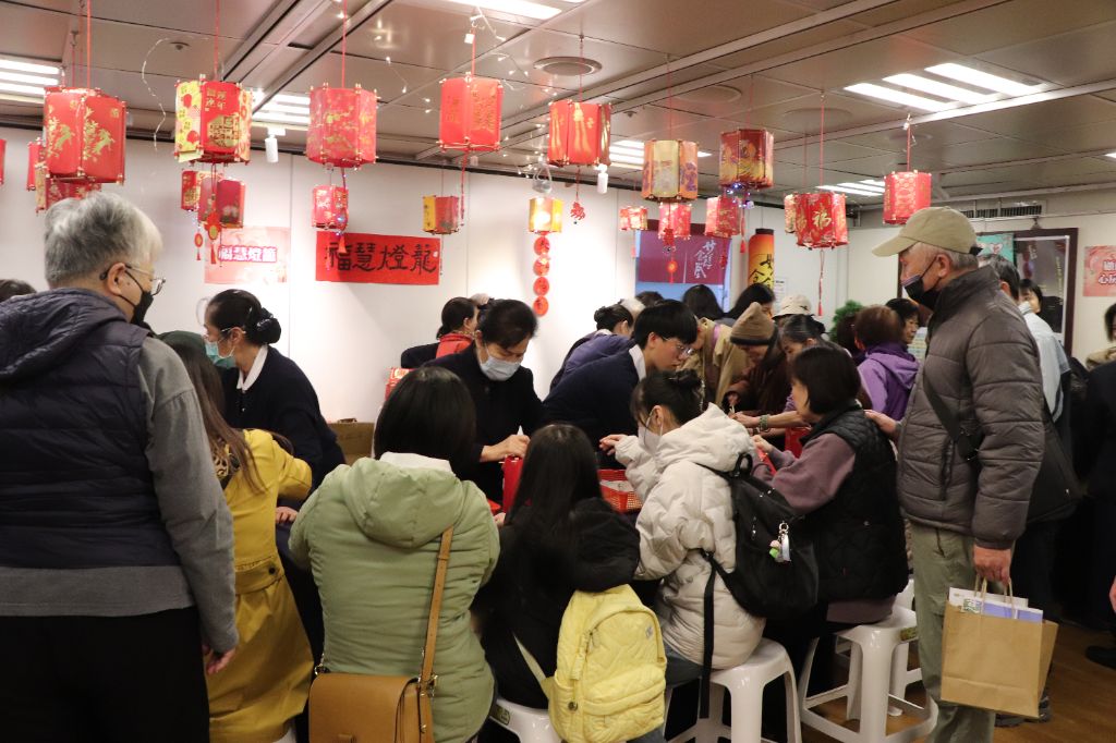 松山聯絡處歲末祝福活動活潑多元，規劃了「闖關集點卡」，將法脈精神、人文教育與生活實踐巧妙結合，現場洋溢著溫馨與法喜氛圍。