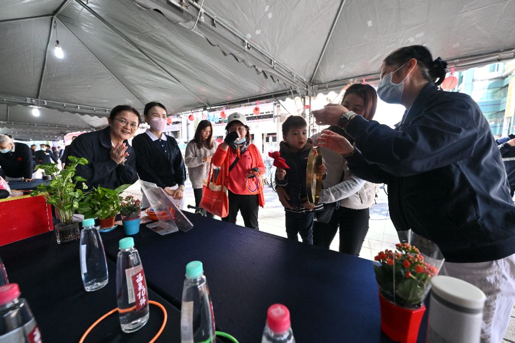 在熱鬧的活動現場，大人與小孩一同參與闖關遊戲，親子攜手完成挑戰，現場充滿歡笑與互動氣氛，展現寓教於樂的活動精神。