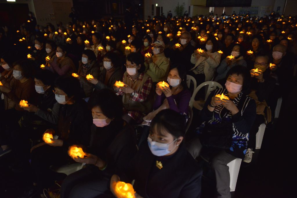 眾人虔誠祈禱天下平安，將虔誠的心念上達諸佛諸天聽。