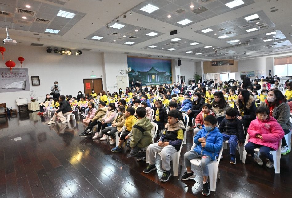 松山聯絡處志工為一百多位幼兒與兩所養護中心的長者與住民，共同舉辦一場別開生面的歲末祝福。