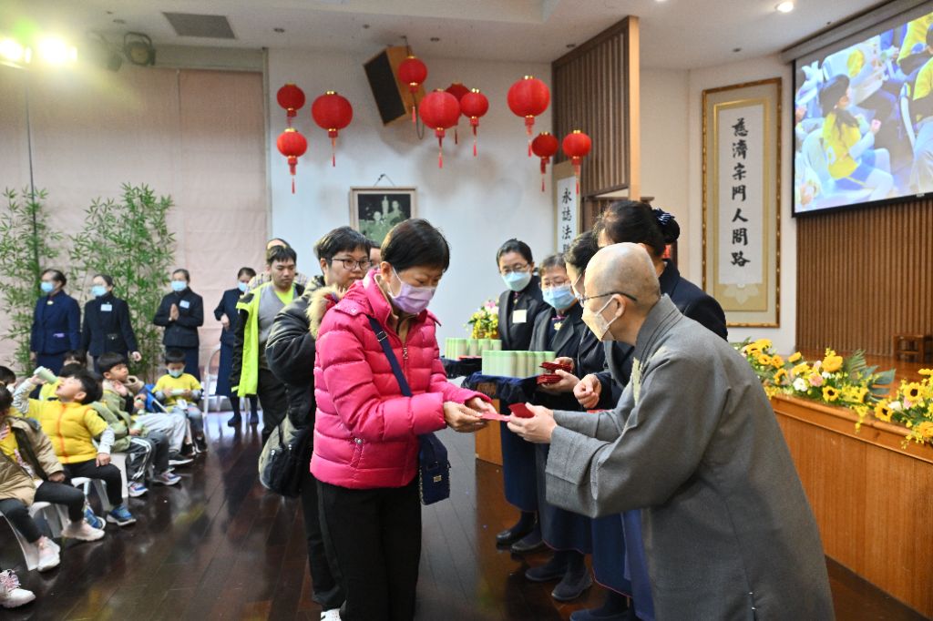 志工為幼兒園的小朋友辦一場歲末祝福，陪同的老師及家長也一同接受祝福，大家歡喜地接下常住師父結緣的福慧紅包。