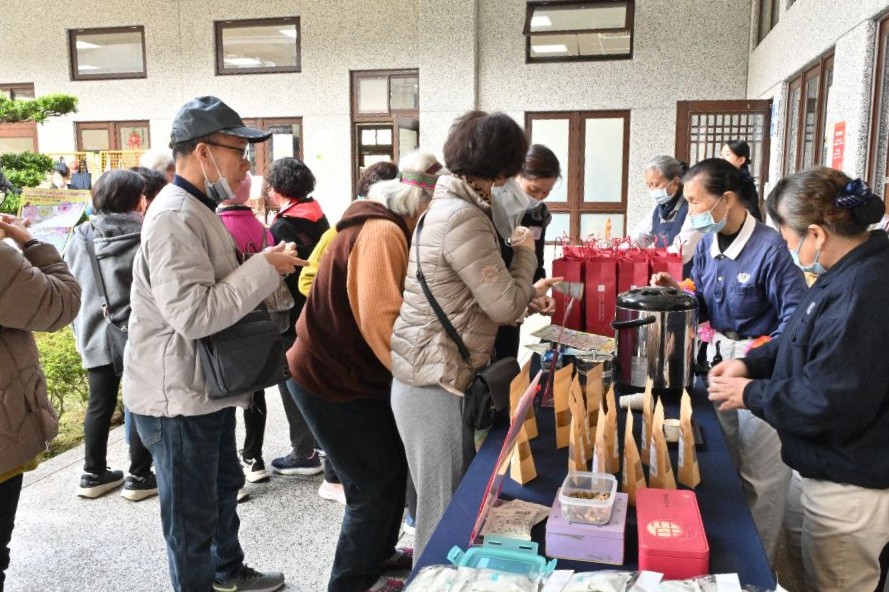 民眾排隊試吃，手藝巧妙的志工林鳳嬌，笑容滿面地端上酸辣湯麵，讓民眾品嚐。