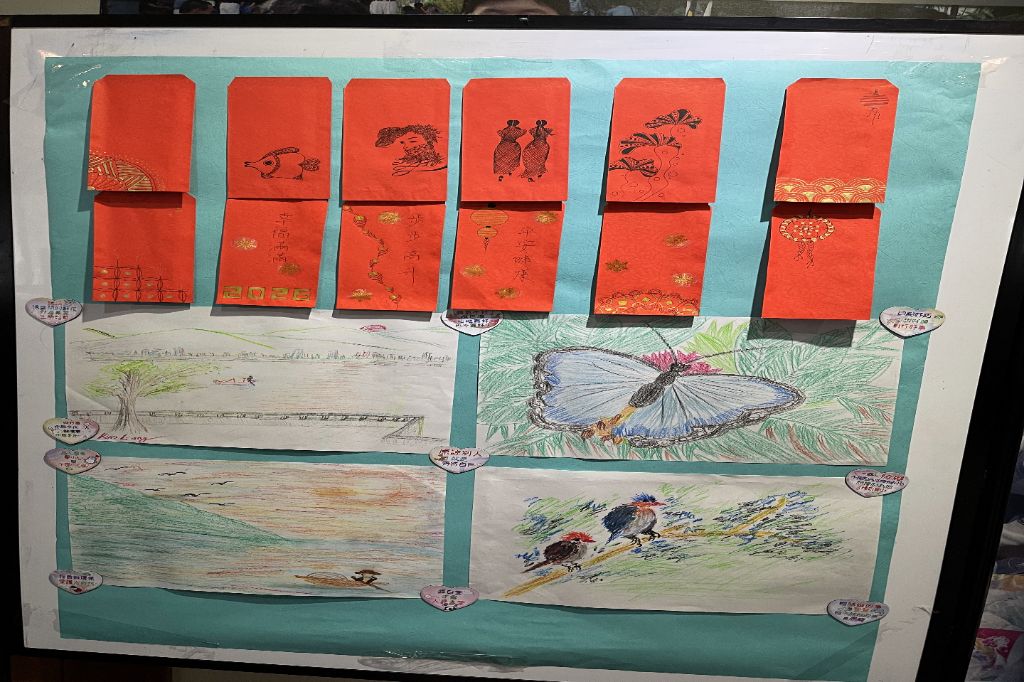 志工林惠文分享禪繞畫是由直線、方形、彎線、圓形與圈圈五個基本元素組合而成，只要一支筆、一張紙，隨身即可創作，不僅能讓長者動動腦、舒緩壓力，也能自在發揮創意。