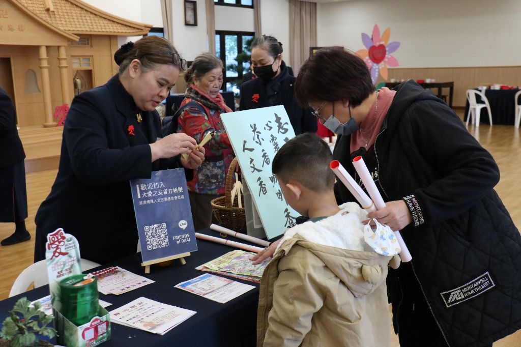 汐止區今年特別增設「富有愛心店」攤位，向店家推廣愛心竹筒，串連社區善念。