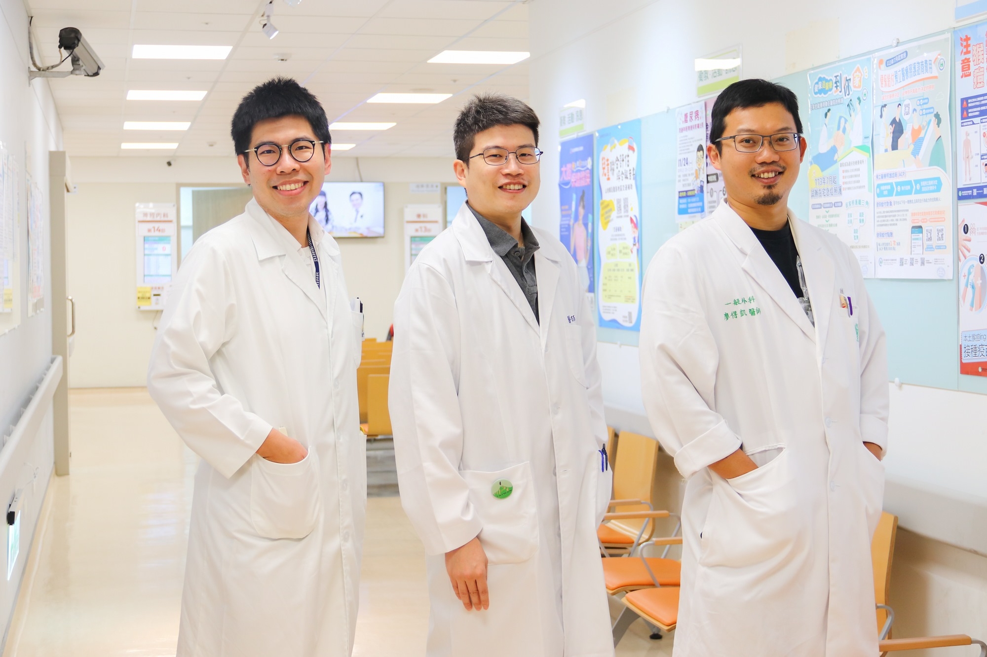 （左起）施昱丞、李柏慶、廖得凱三位醫師因衛生福利部「醫中計畫」來到台東基督教醫院，「醫」不容辭地選擇留下來。
