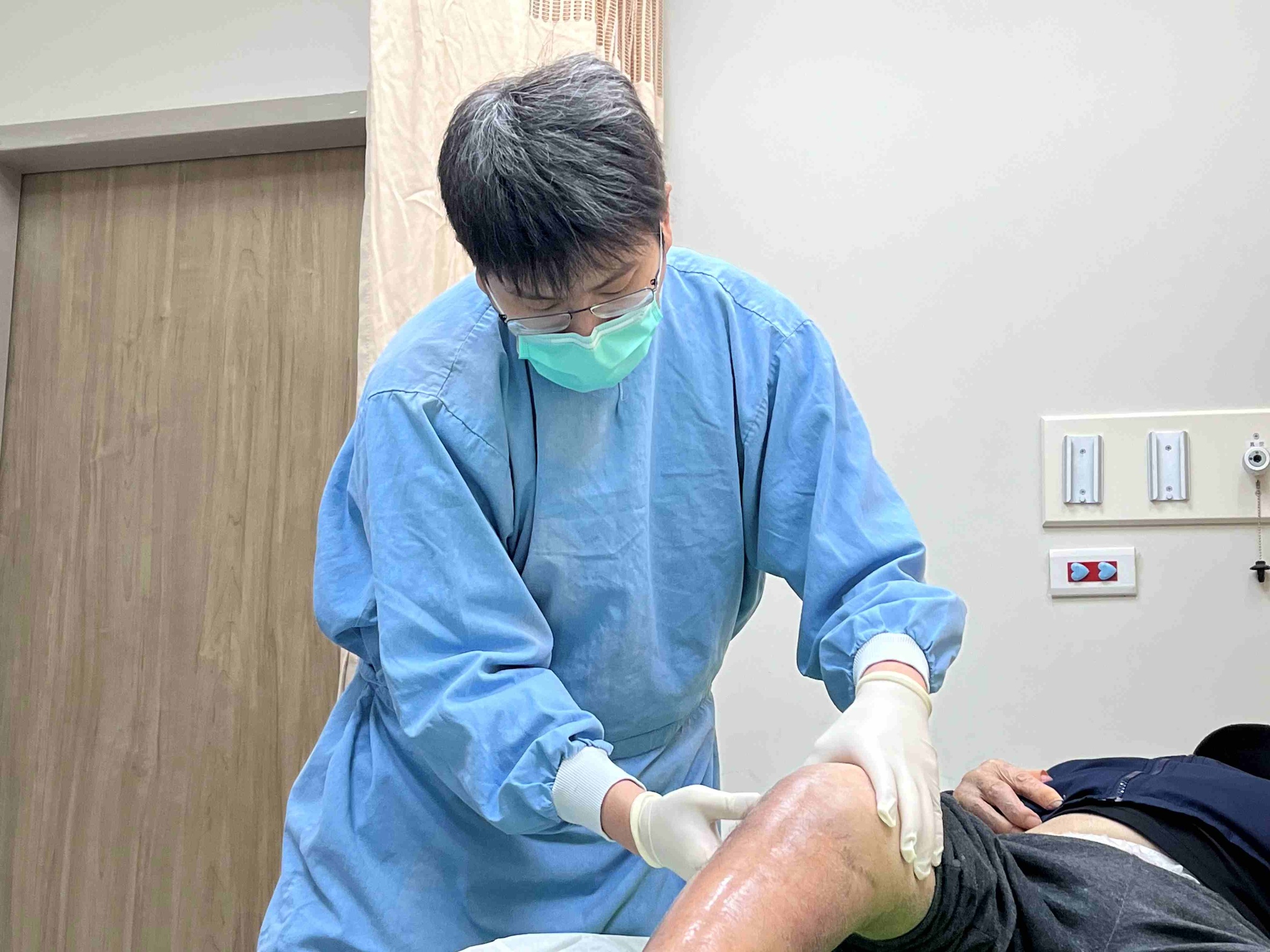 一般外科李柏慶醫師喜歡和病人聊天，來到東基的好處之一就是可以用更多時間照顧病人。