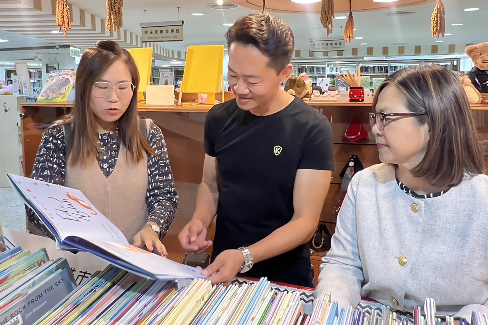 參訪英語新書展示區，交流閱讀推廣理念