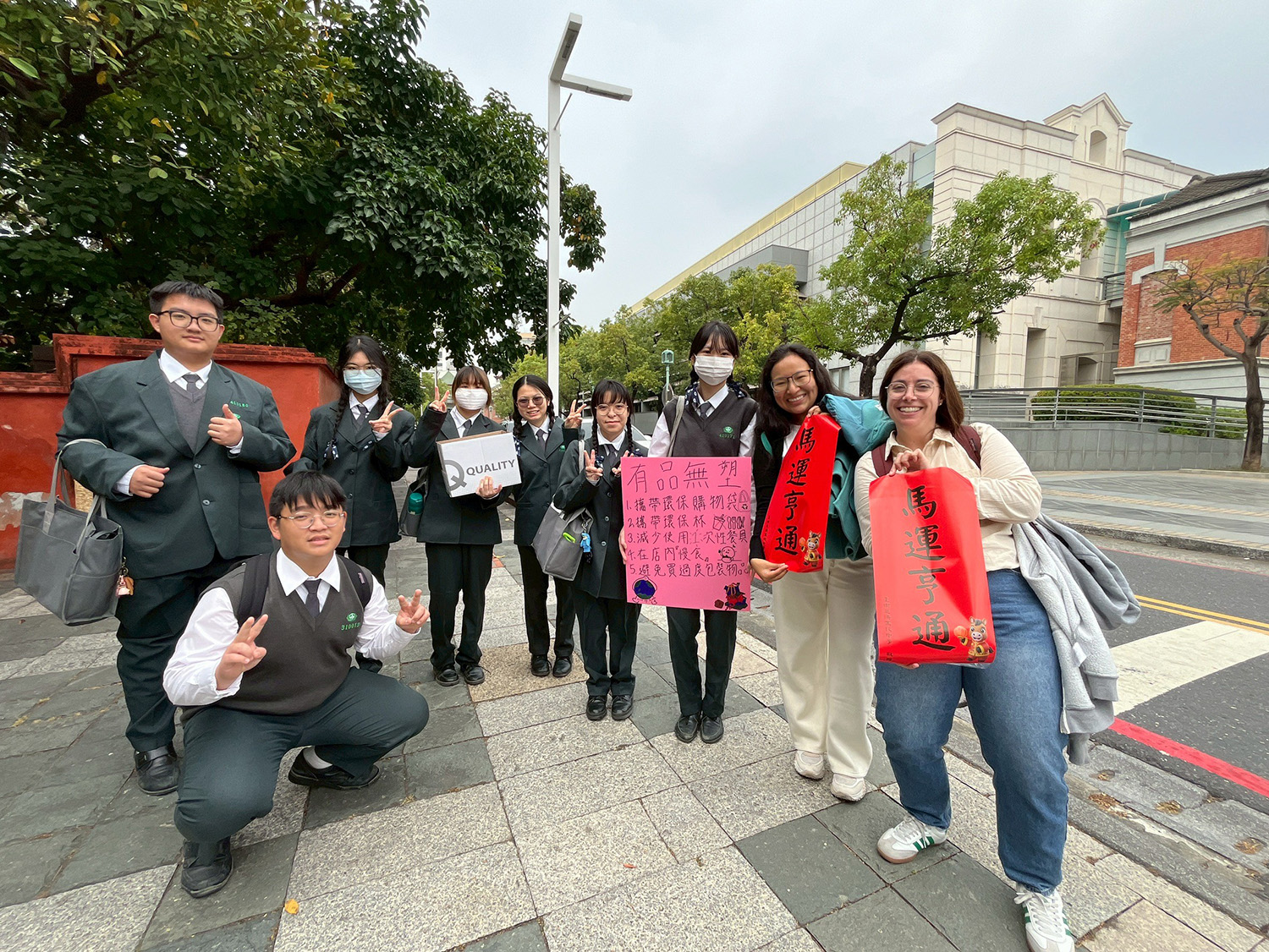 高二同學在孔廟用英文向外國友人宣導環保理念，勇敢表達深獲認同。