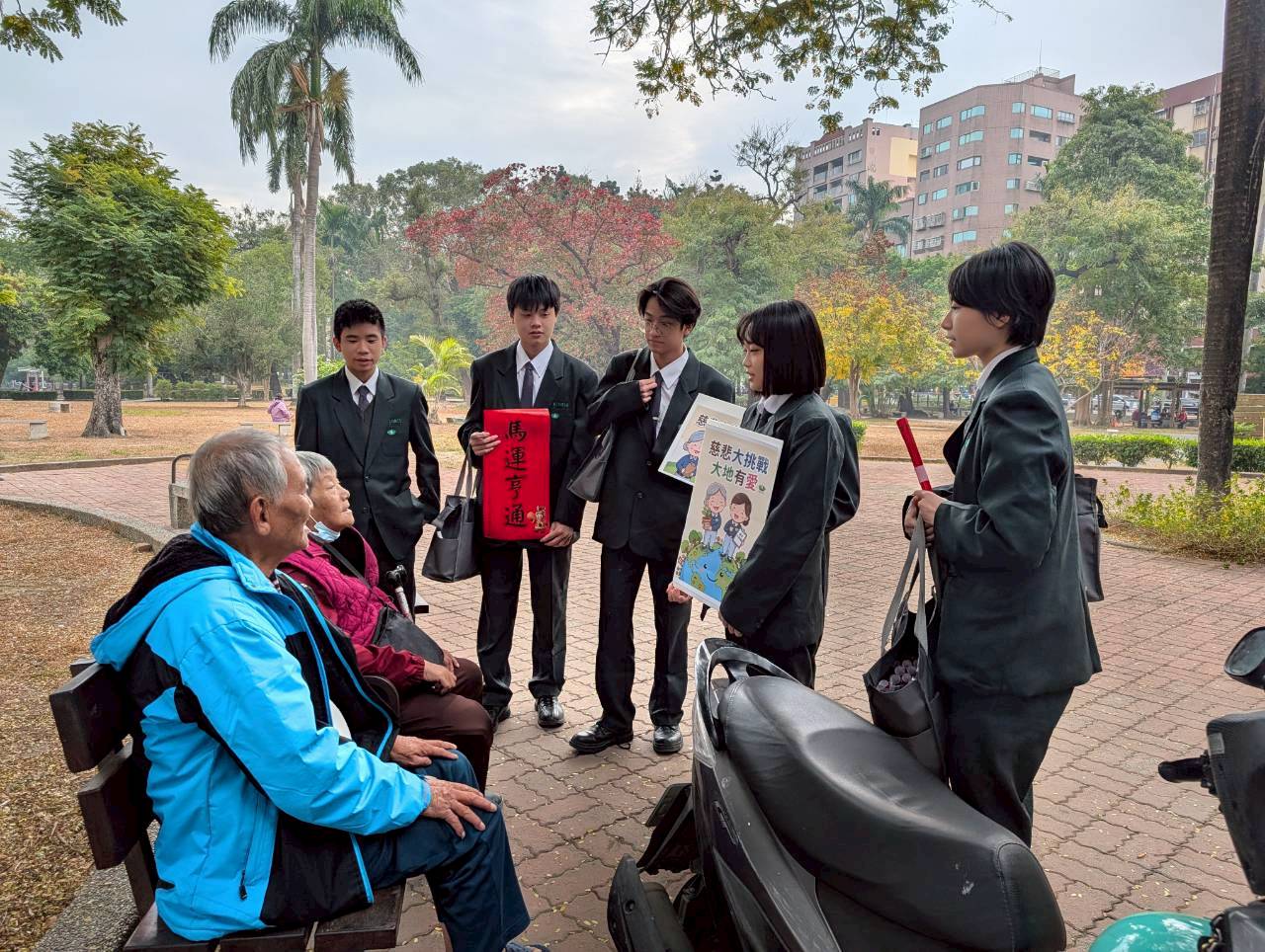 高一同學在台南中山公園與市民們宣導環保理念，同時送上春聯傳遞新年祝福。
