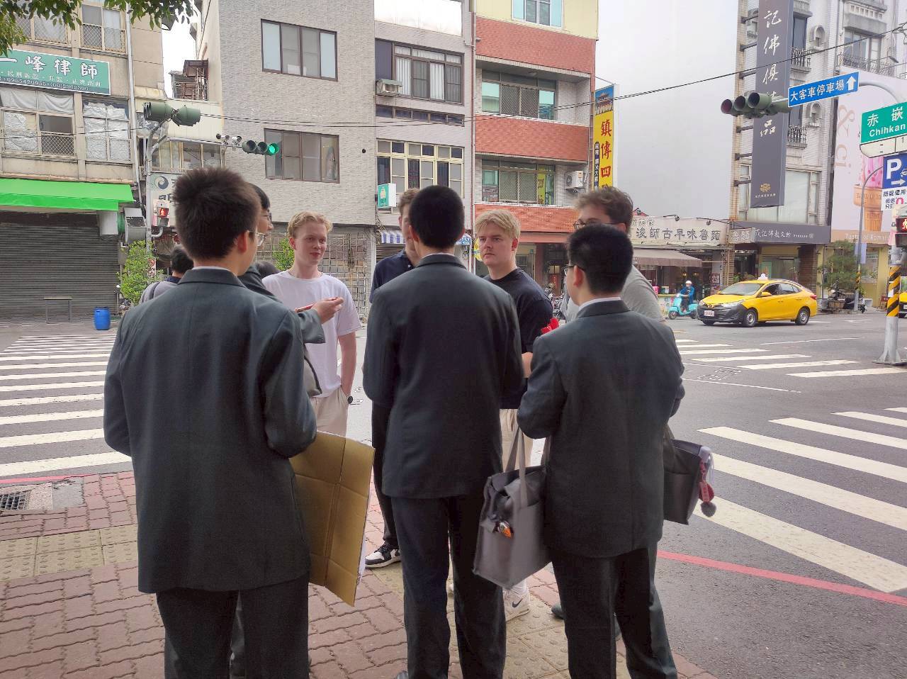 環境就跟古蹟一樣需要重視與保護，高一的同學們向來到赤崁樓的遊客宣導此一理念。