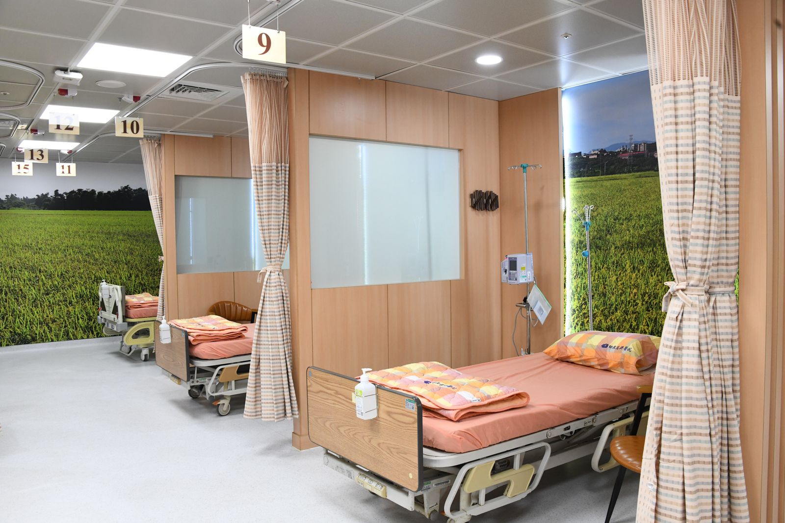 大林慈濟醫院化療室改造後，融入四季自然美景，讓癌友接受治療時，也能放鬆心情，在更舒適、溫馨環境中安心治療。