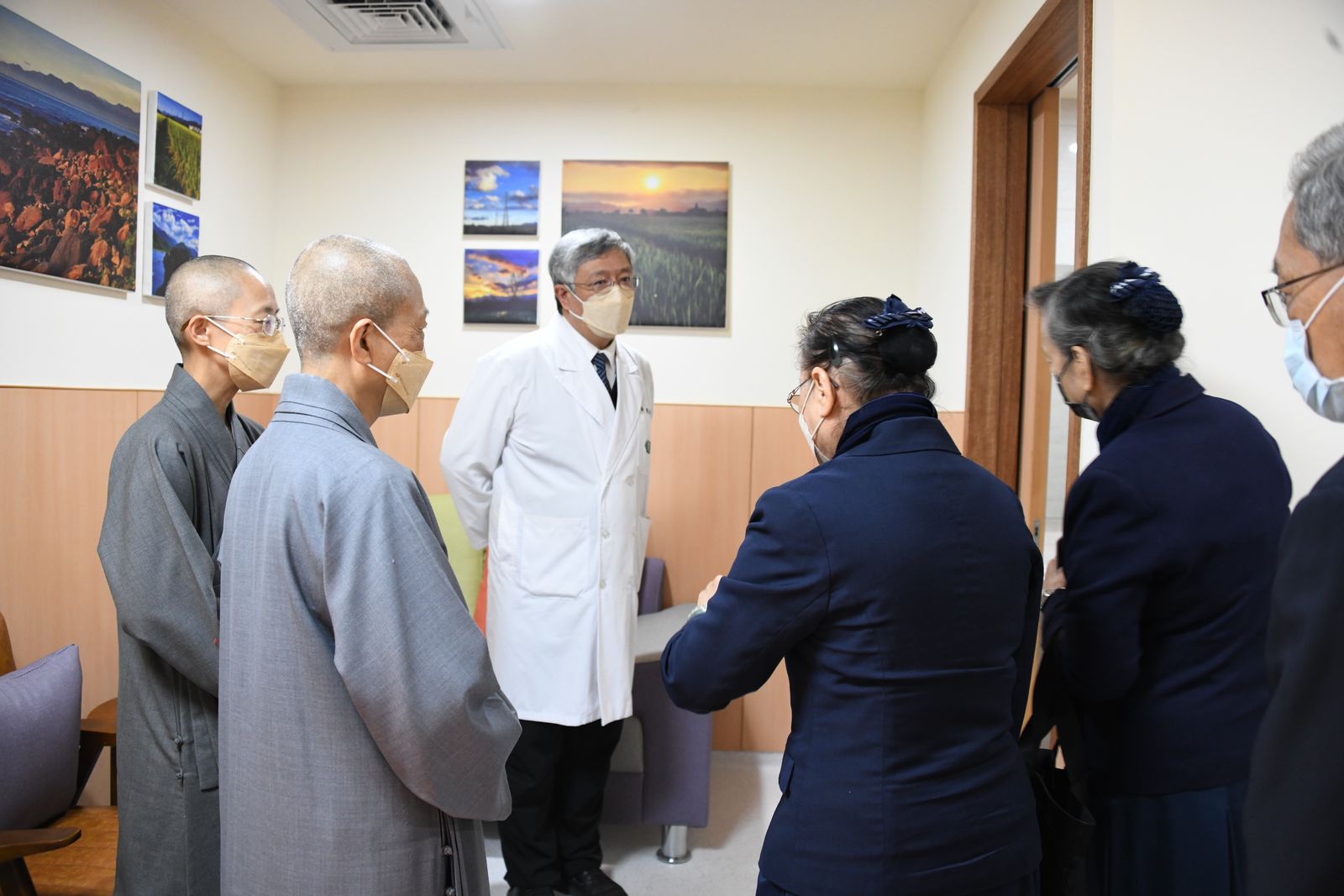 負責規劃化療室空間的賴俊良副院長，希望透過更溫馨、放鬆的空間設計，讓病人走進化療室感受像在家休息的安心感，進而提升治療的接受度與配合度。