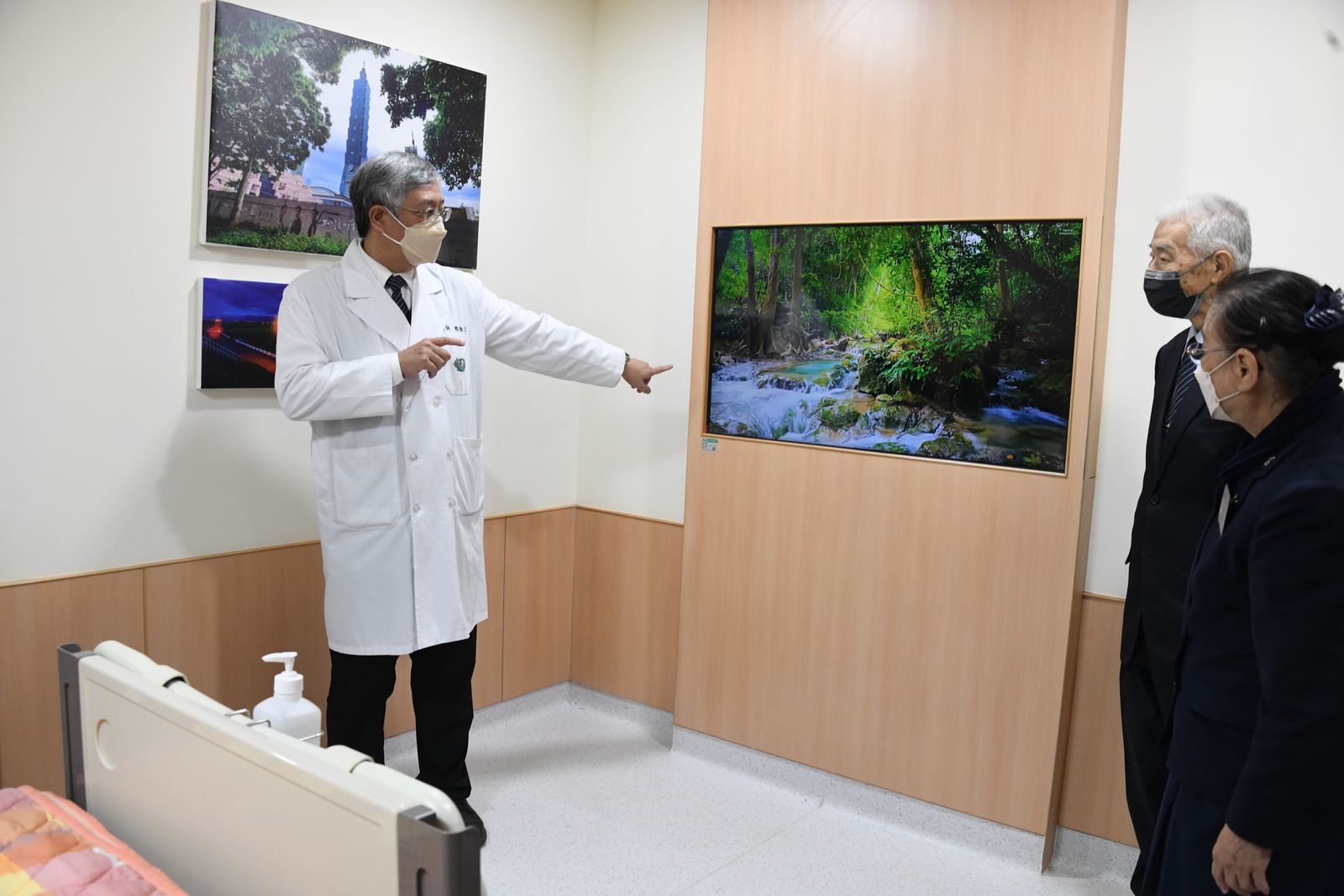 賴俊良副院長帶領此次空間改造工程，自實際動工至完工約歷時半年，以嶄新的治療空間，為病人帶來更好的治療體驗與成效。