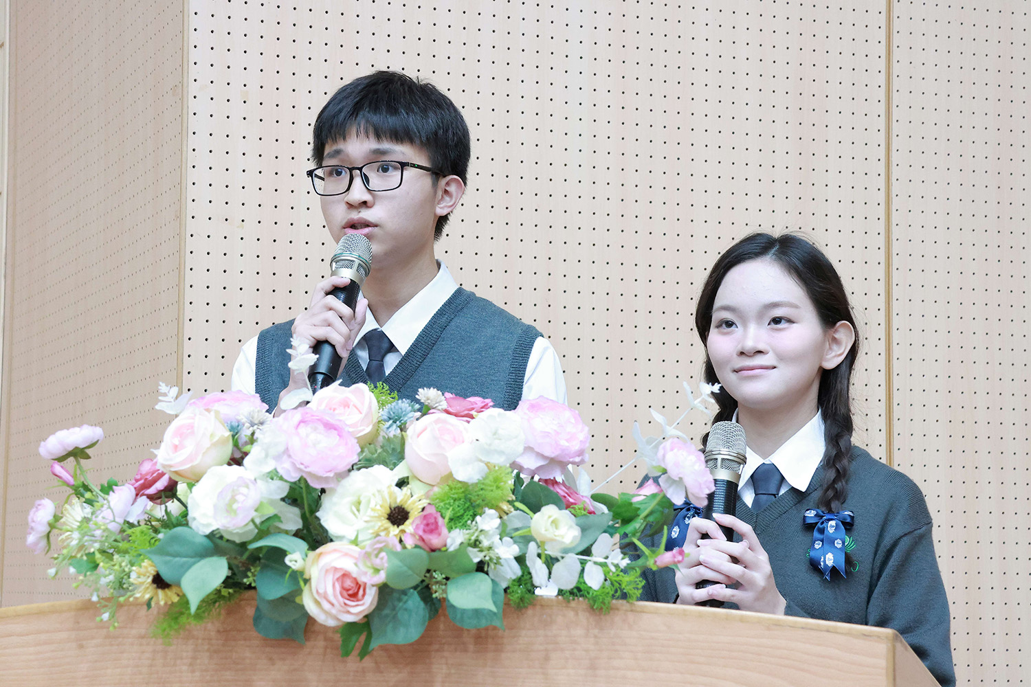 國高二學生透過戲劇及手語，呈現父母恩重難報經對孝道的描述。