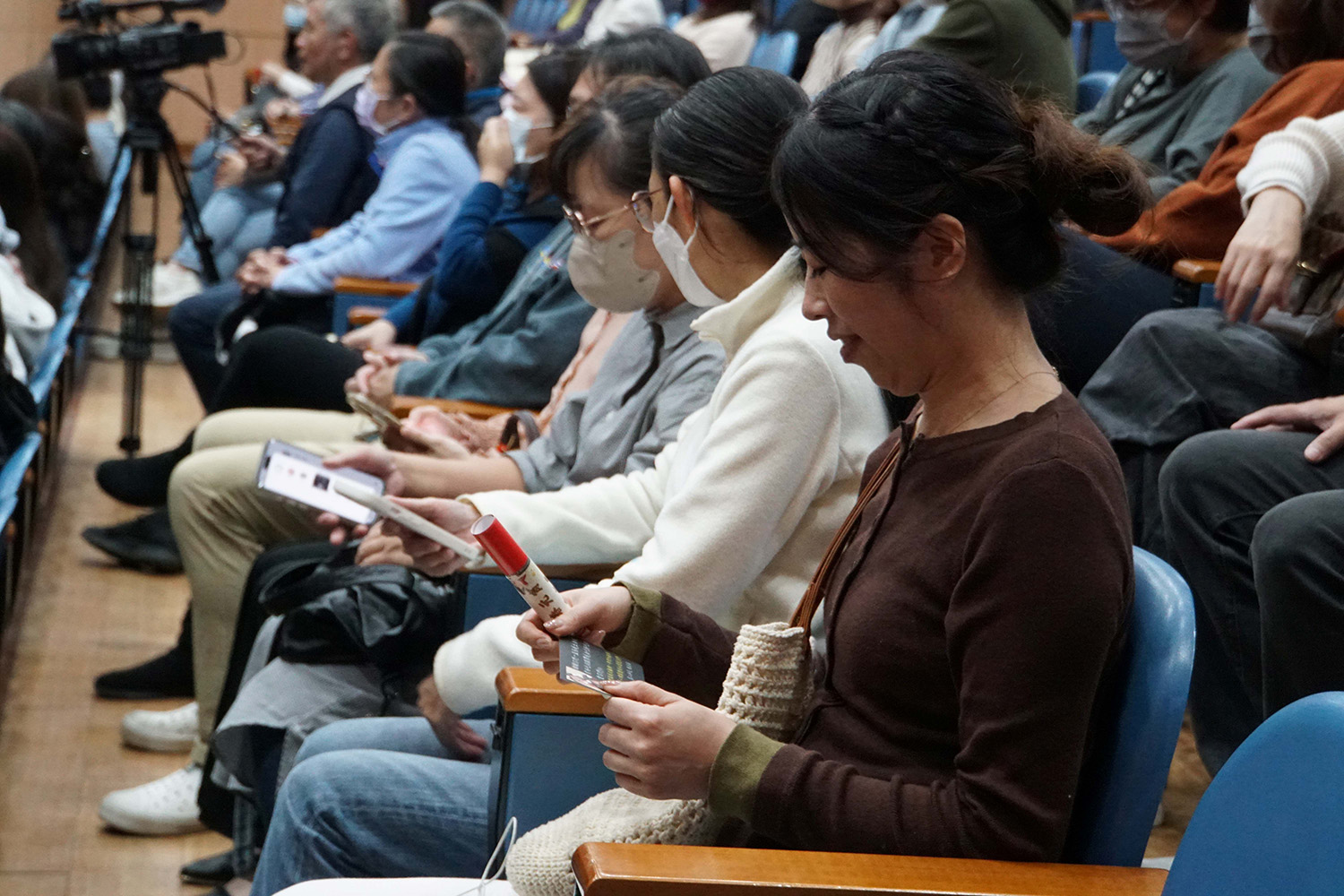 家長進場後，細細品味著孩子寫下的「愛的書籤」。