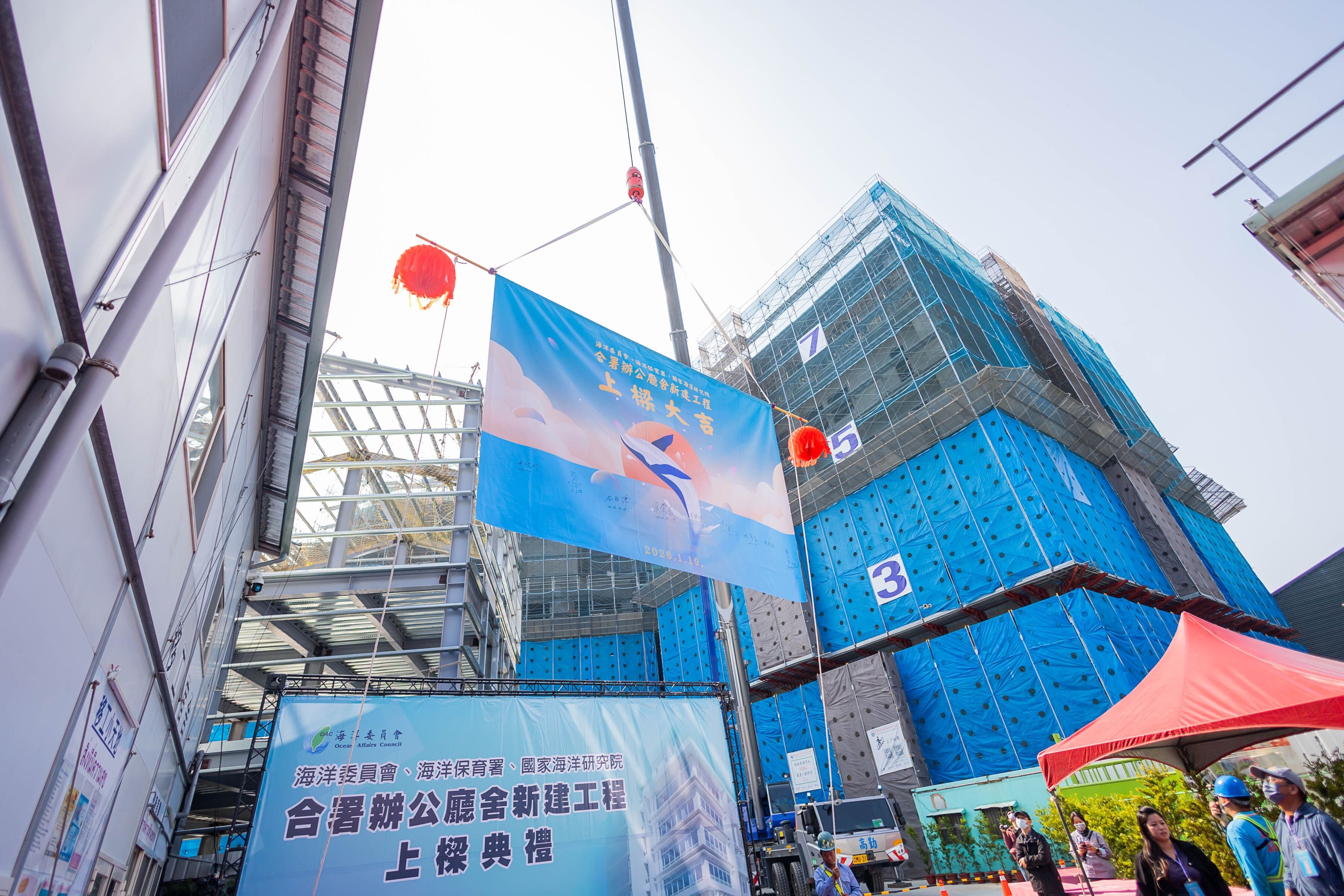 工程單位將樑柱安放入建築主結構中，圓滿完成上樑典禮。