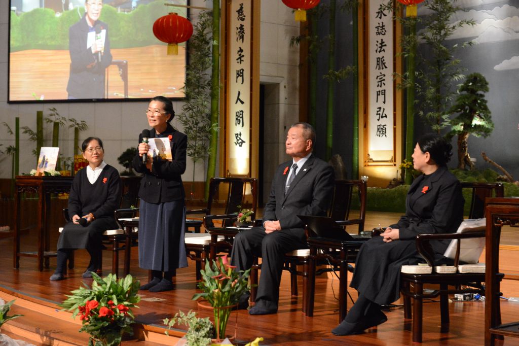 總編吳心心表示，主題，《點亮沙漠的‧是愛》這個大「點」有力氣，代表的是ㄧ個光，願意去做去付出而帶來的光，涵蓋著秋華師兄愛的足跡。