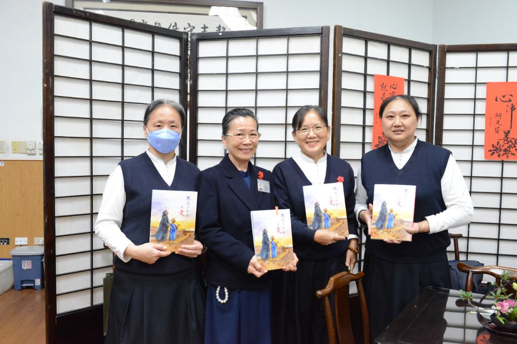 大愛幼兒老師林秀盈，也是《點亮沙漠的‧是愛》這本書的文字編輯者。她分享，這本書有十二個故事，六句靜思語，靜思語將十二個故事串接起來。