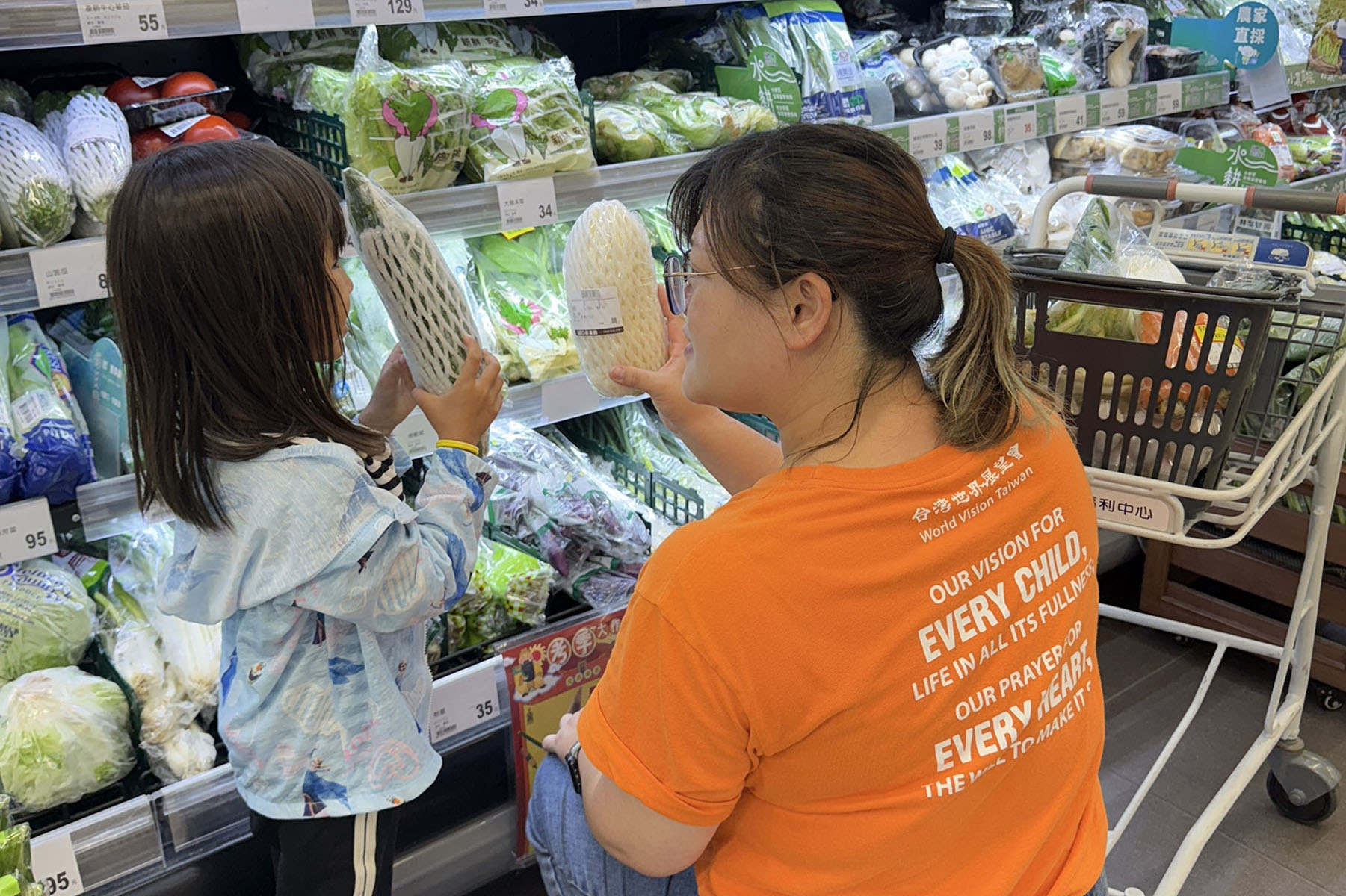 展望會社工帶著恩恩購買食材，為她補充營養。