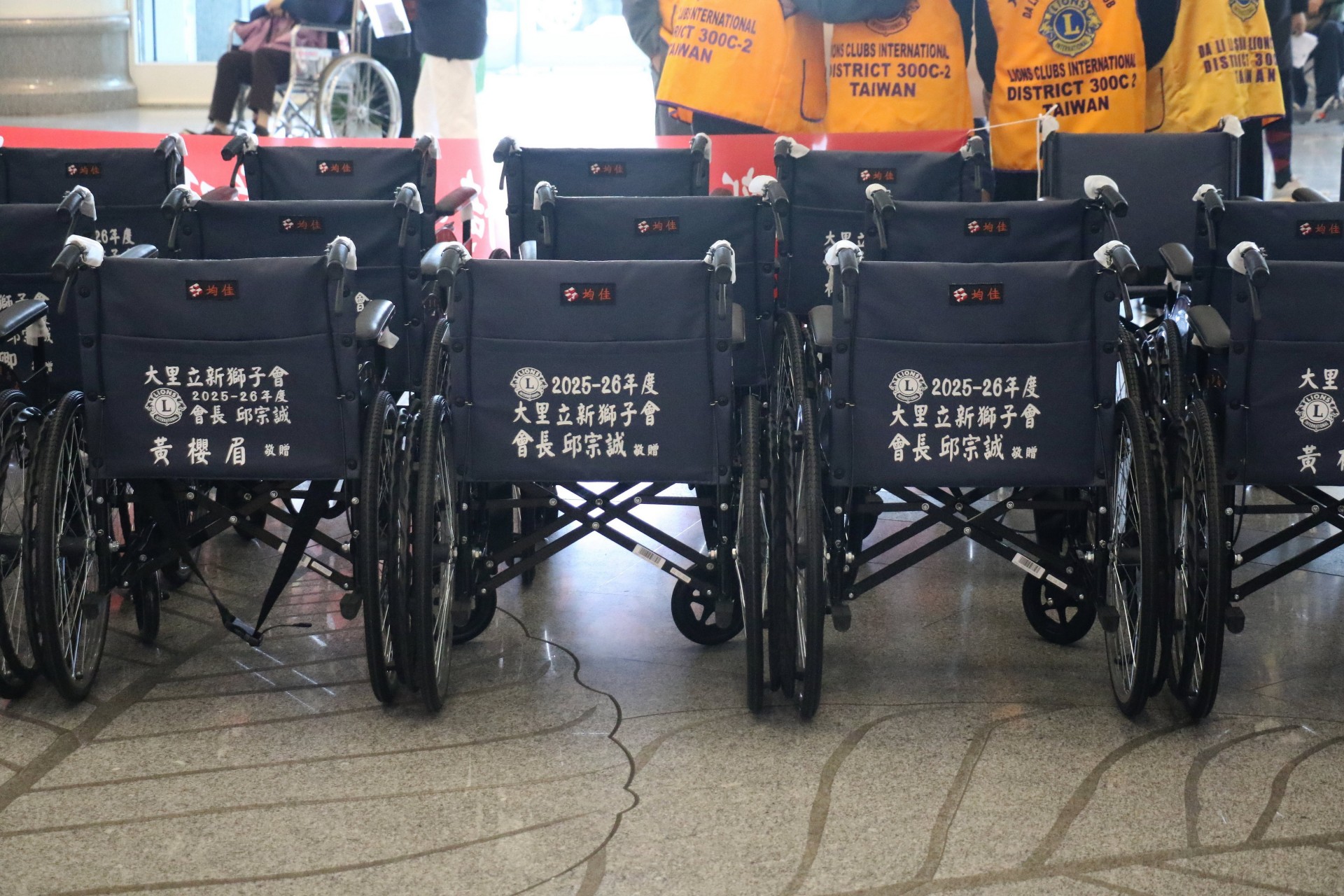 嶄新輪椅整齊排列,將投入門診與急診第一線,協助年長及行動不便者安心就醫,同時提供有居家輔具需求的鄉親借用。