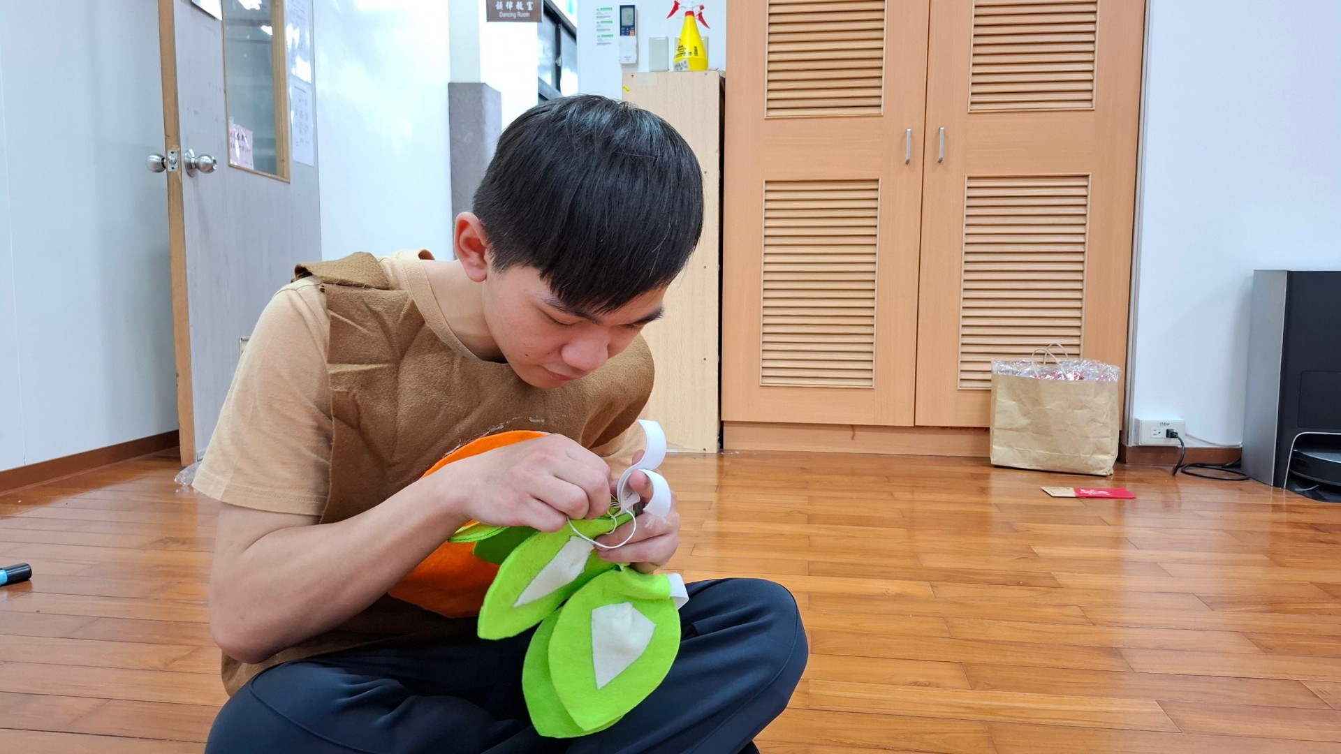 一年級醫學影像暨放射科學系卓靖倫，。他笑說：「在親善劇團，真的什麼都要自己來。」