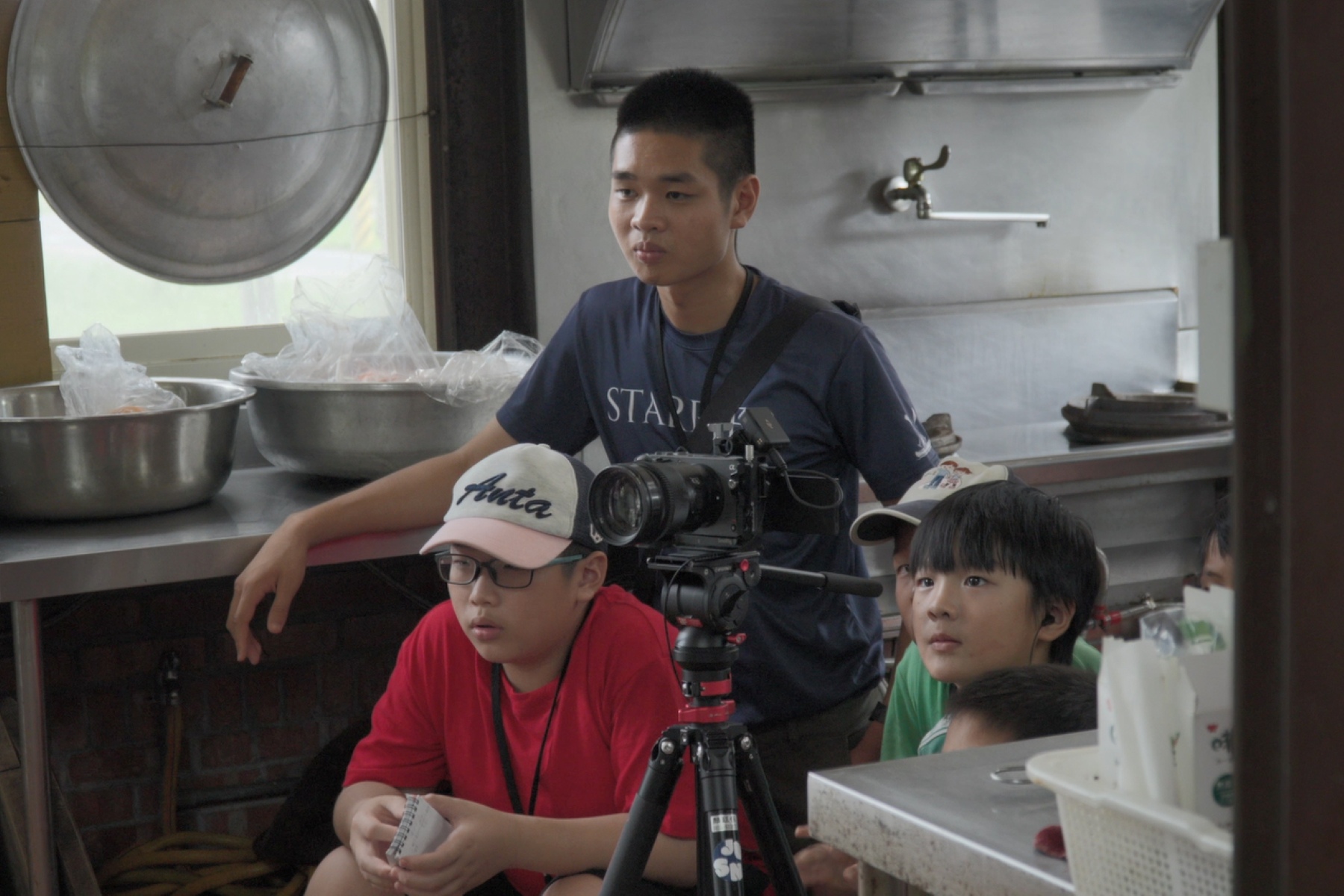 大洲大運團隊辦理「大洲小小劇組」營隊，帶領社區學童拍攝紀錄片