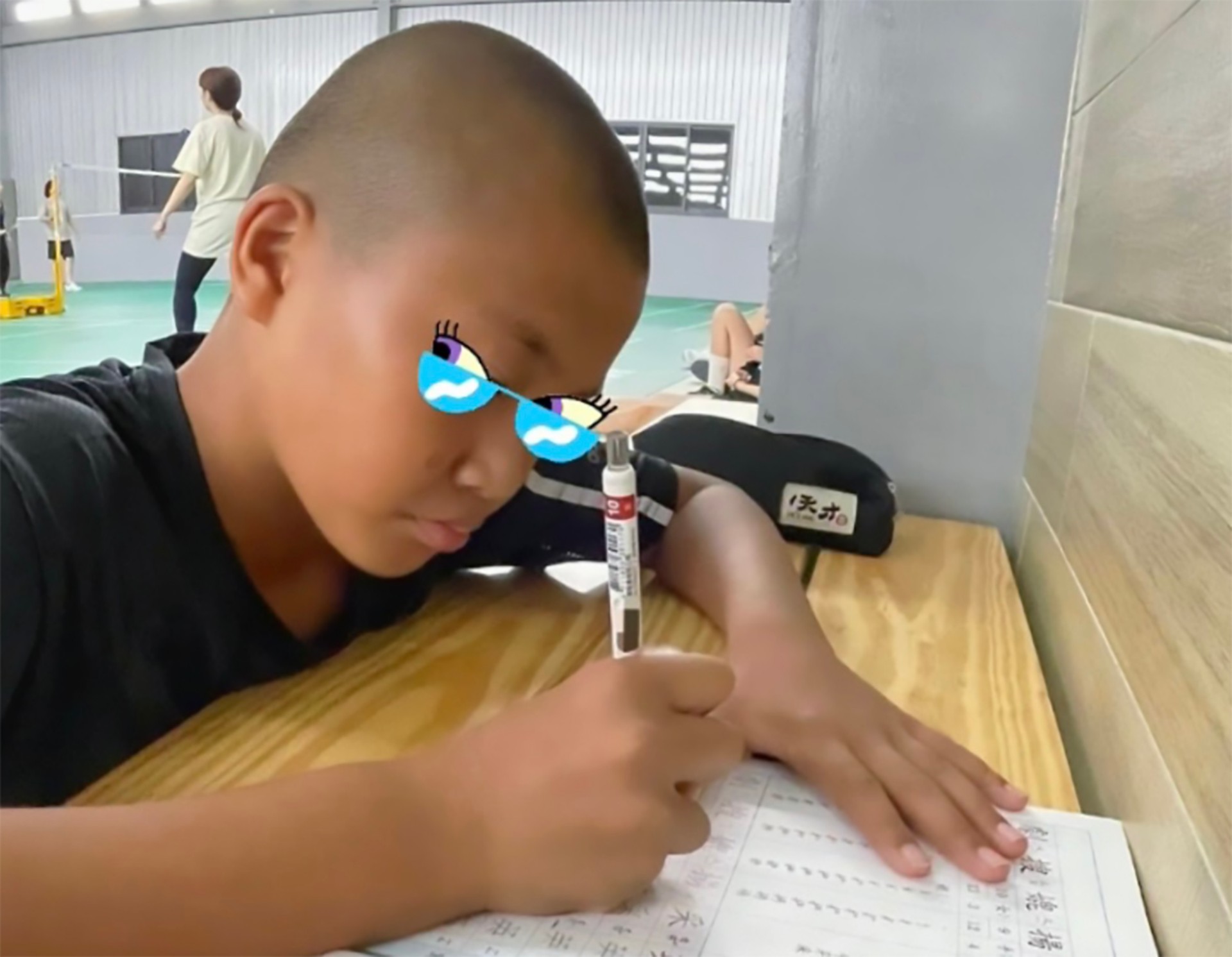 為了更專注投入羽球，阿聖每次埋頭寫功課時都格外用心，不僅成功平衡學習與運動，也讓媽媽對他的課業表現放心安心。