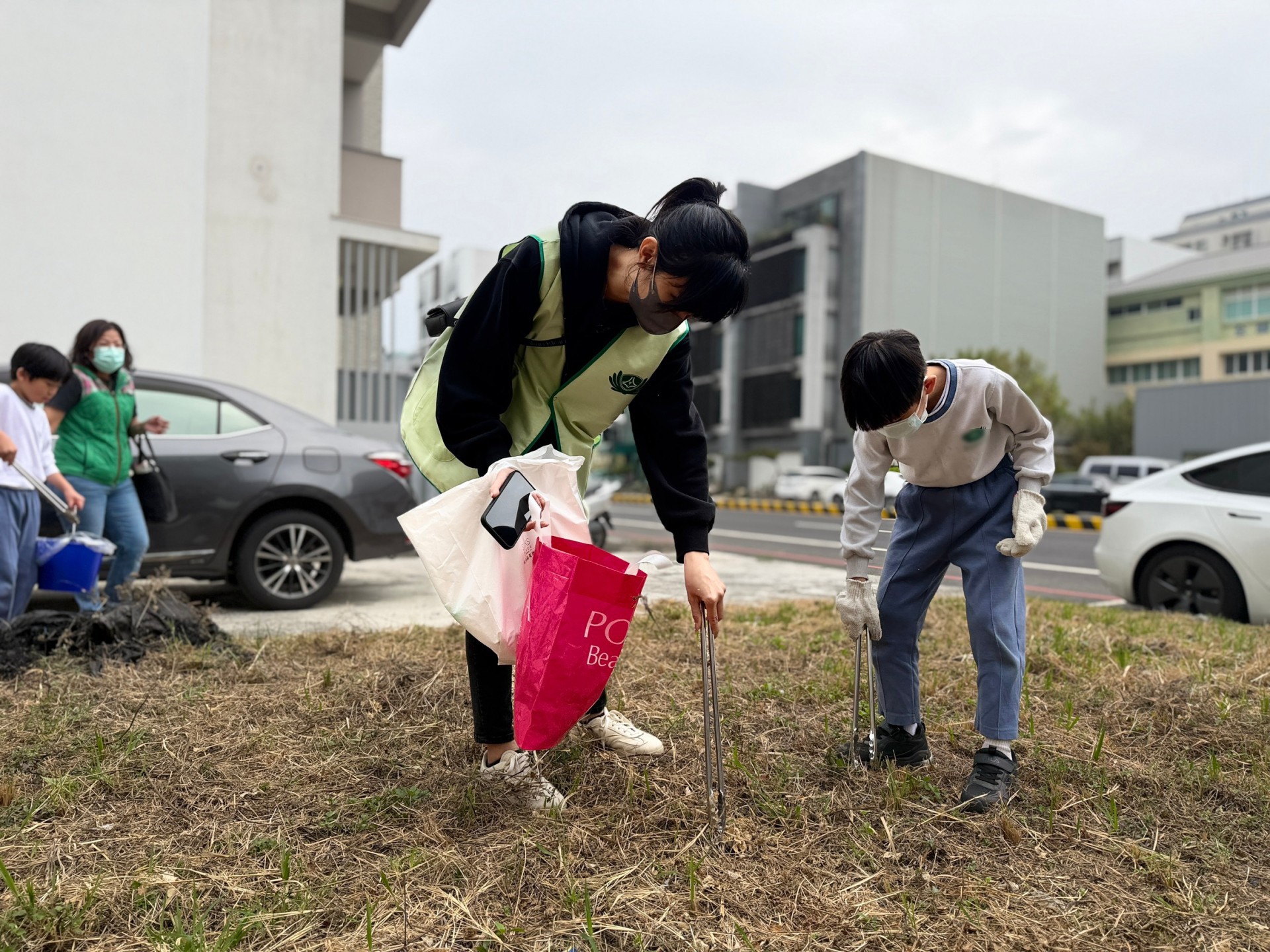 親子走入社區，用行動陪伴孩子一起守護地球。