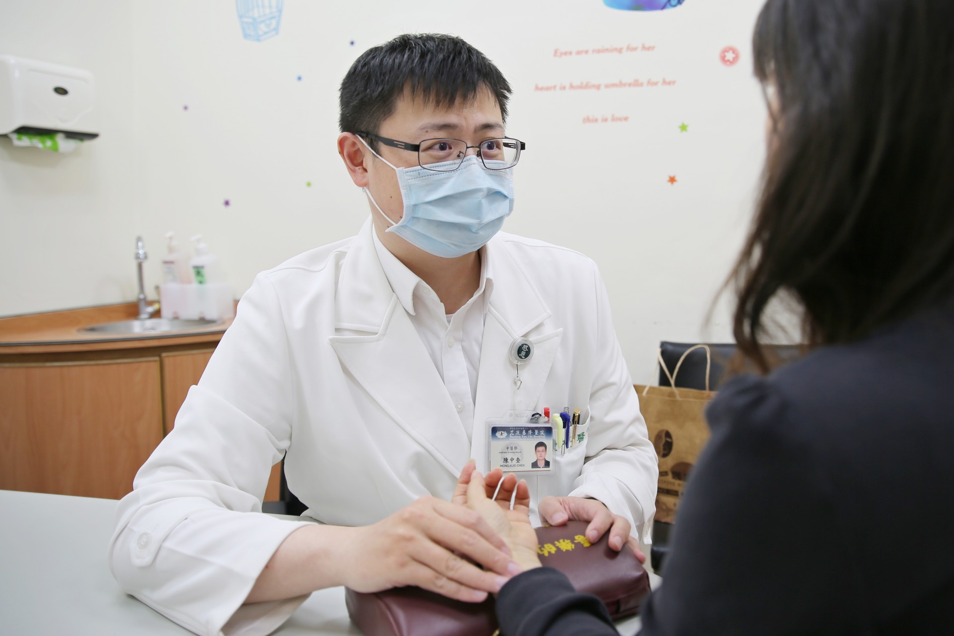 花蓮慈濟醫院中醫預防醫學中心主任陳中奎醫師,分享兩大原則保暖及飲食調理,有助於降低天氣變化對健康的影響,安心迎接新的一年。