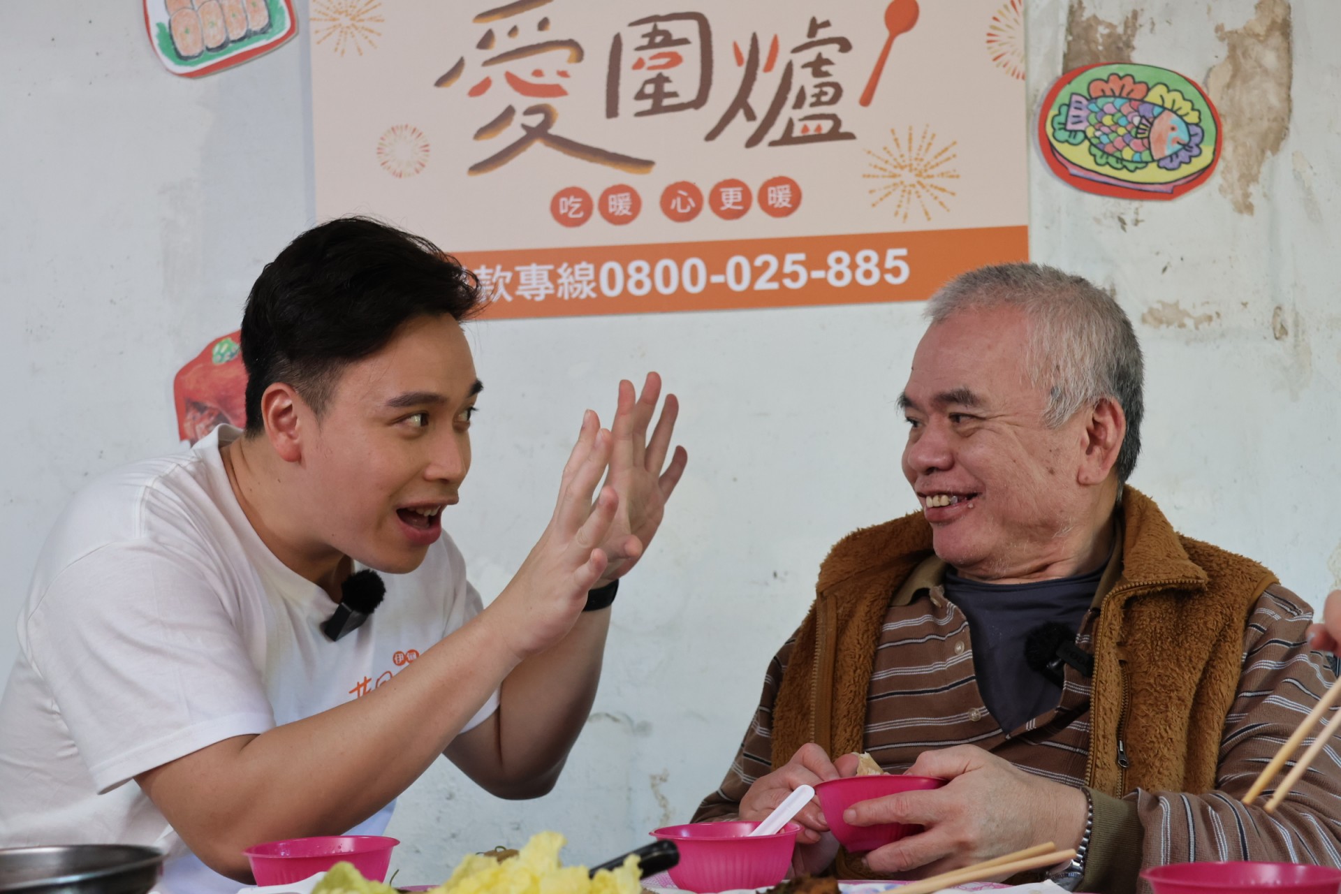 圍爐時，無尊不時來段即興表演 ，炒熱氣氛