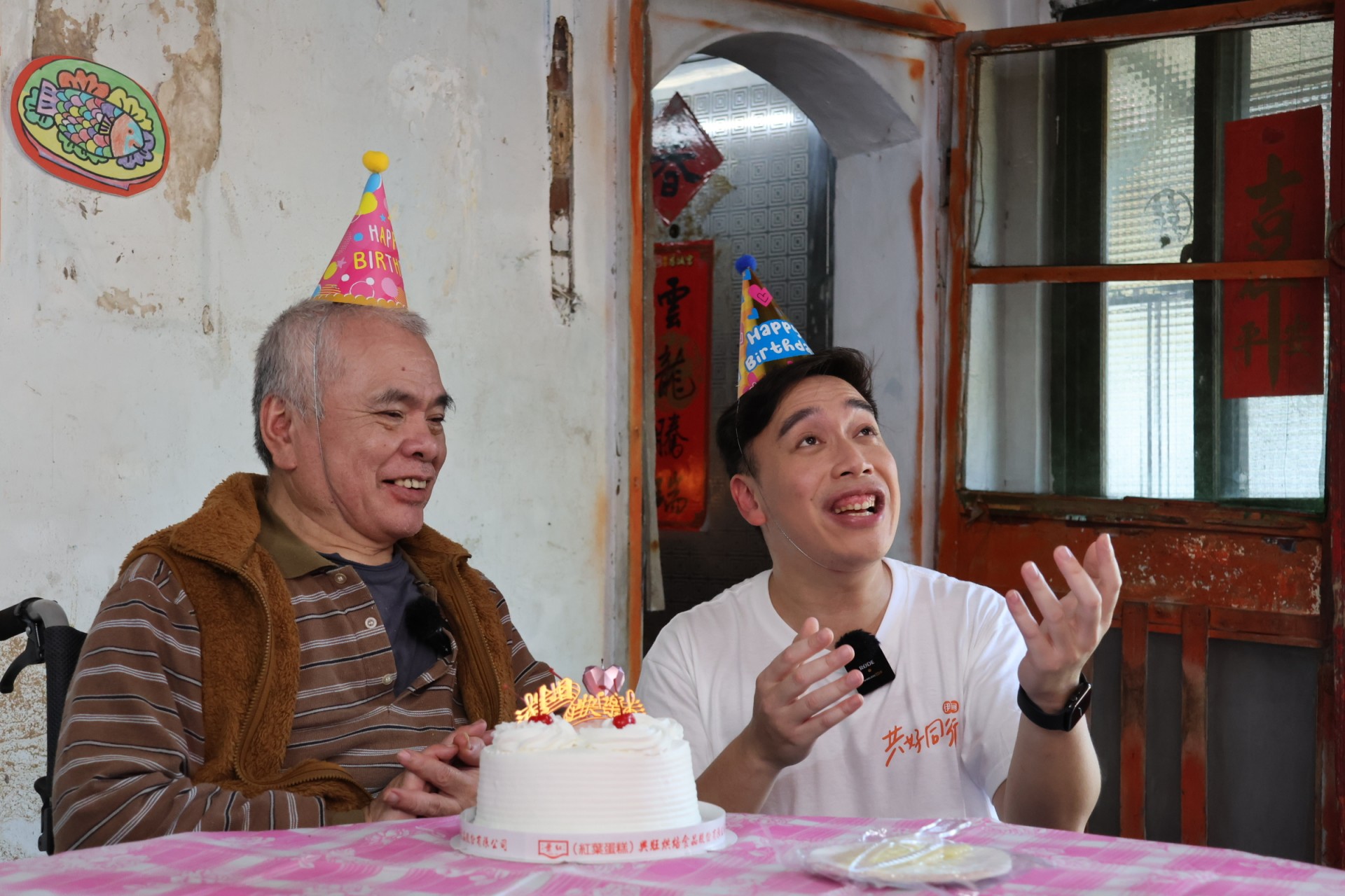 無尊模仿康康獻唱「快樂鳥日子」，祝潘伯伯生日快樂