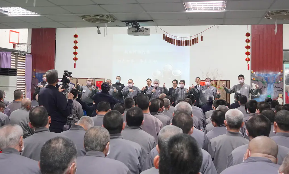 高牆內的溫暖微光 基隆監獄與慈濟共築歲末祈福情。