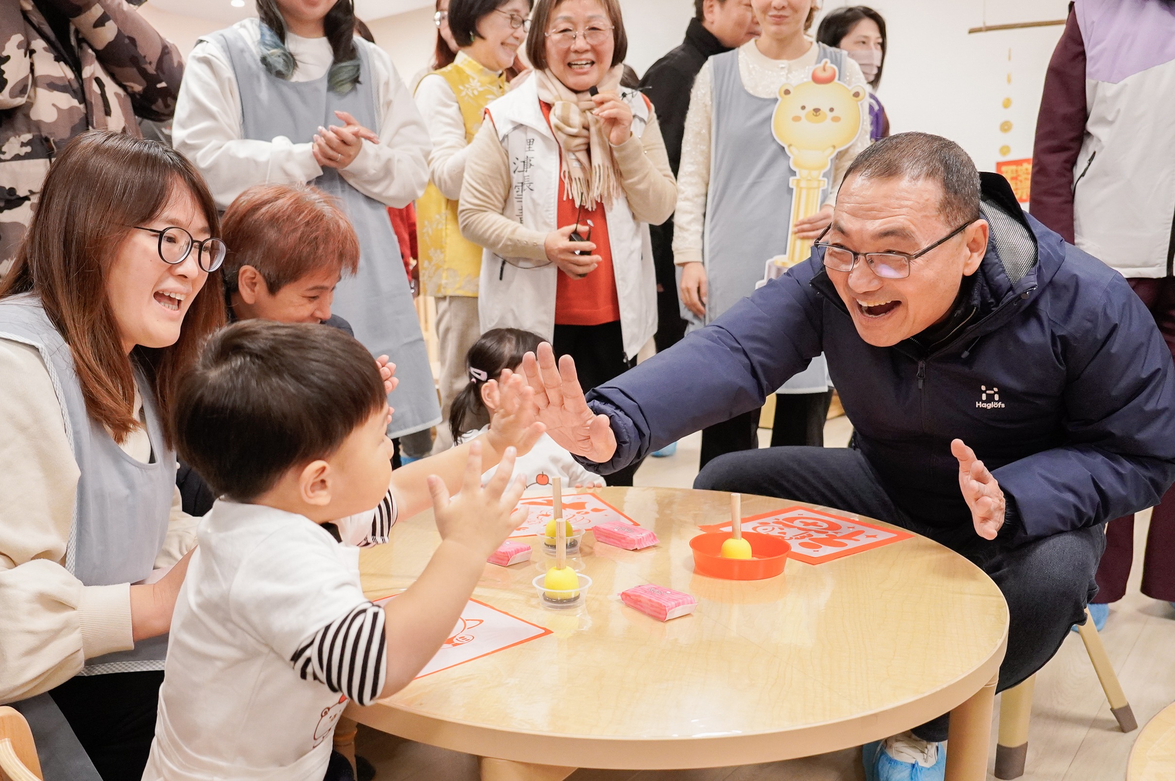 新北市市長侯友宜與幼兒互動。