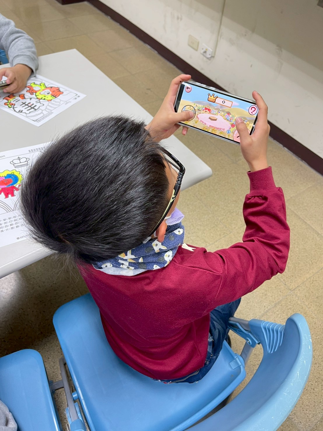 岡文分館前進校園推廣AR體驗_學生使用手機遊玩