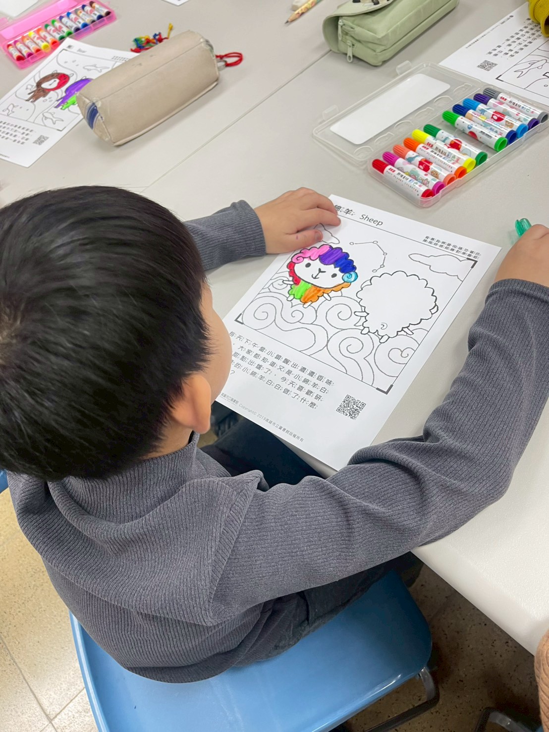 岡文分館前進校園推廣AR體驗_學生著色自己的動物角色