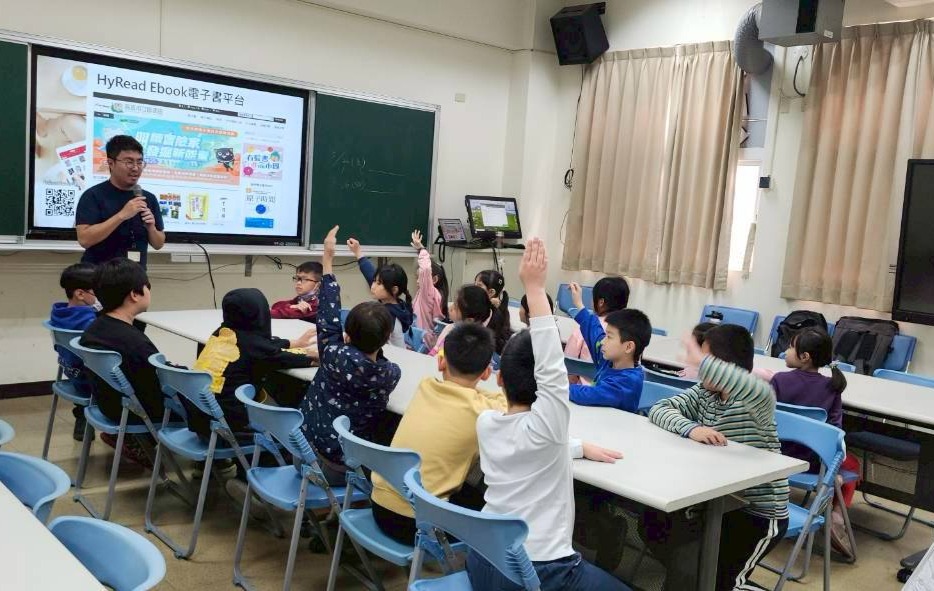 岡文分館前進校園推廣AR體驗_岡文分館介紹圖書館資源