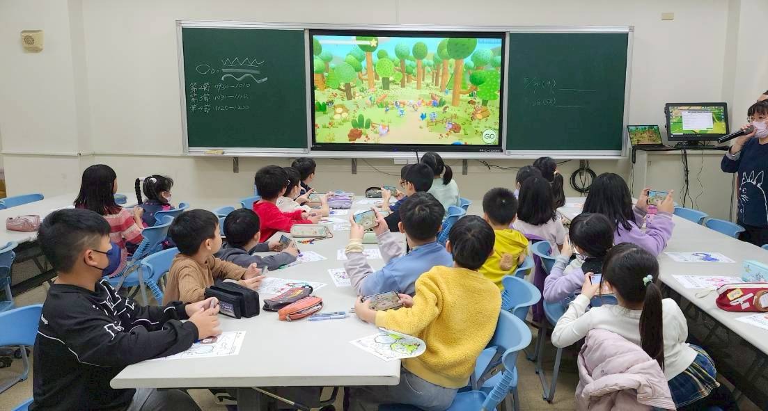 岡文分館前進校園推廣AR體驗_全班努力建構圖書館中