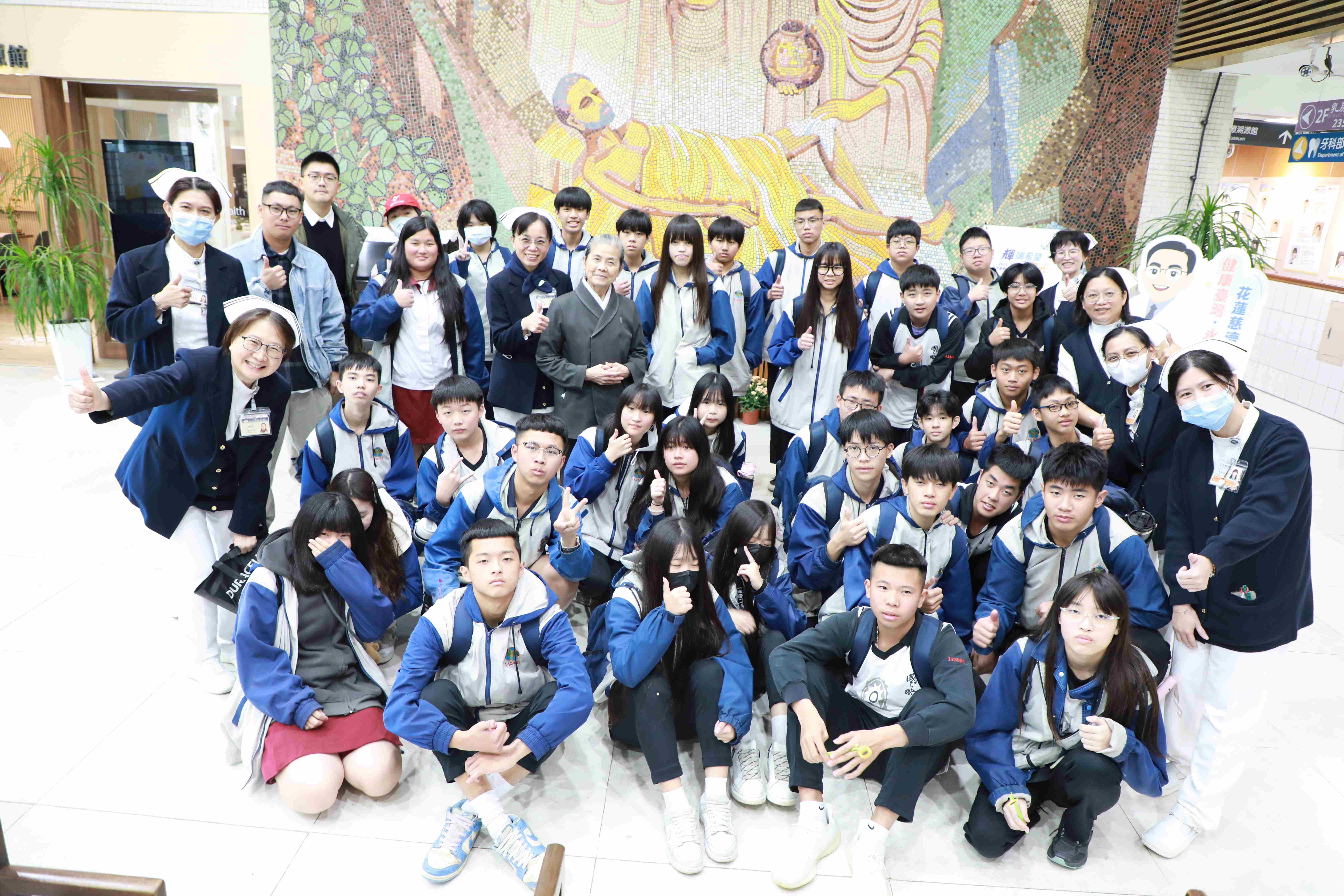 花蓮慈院與慈濟大學首次舉辦「護理領航職業體驗營」,國風國中技優班第一次進入醫療場域認識不同職業型態。