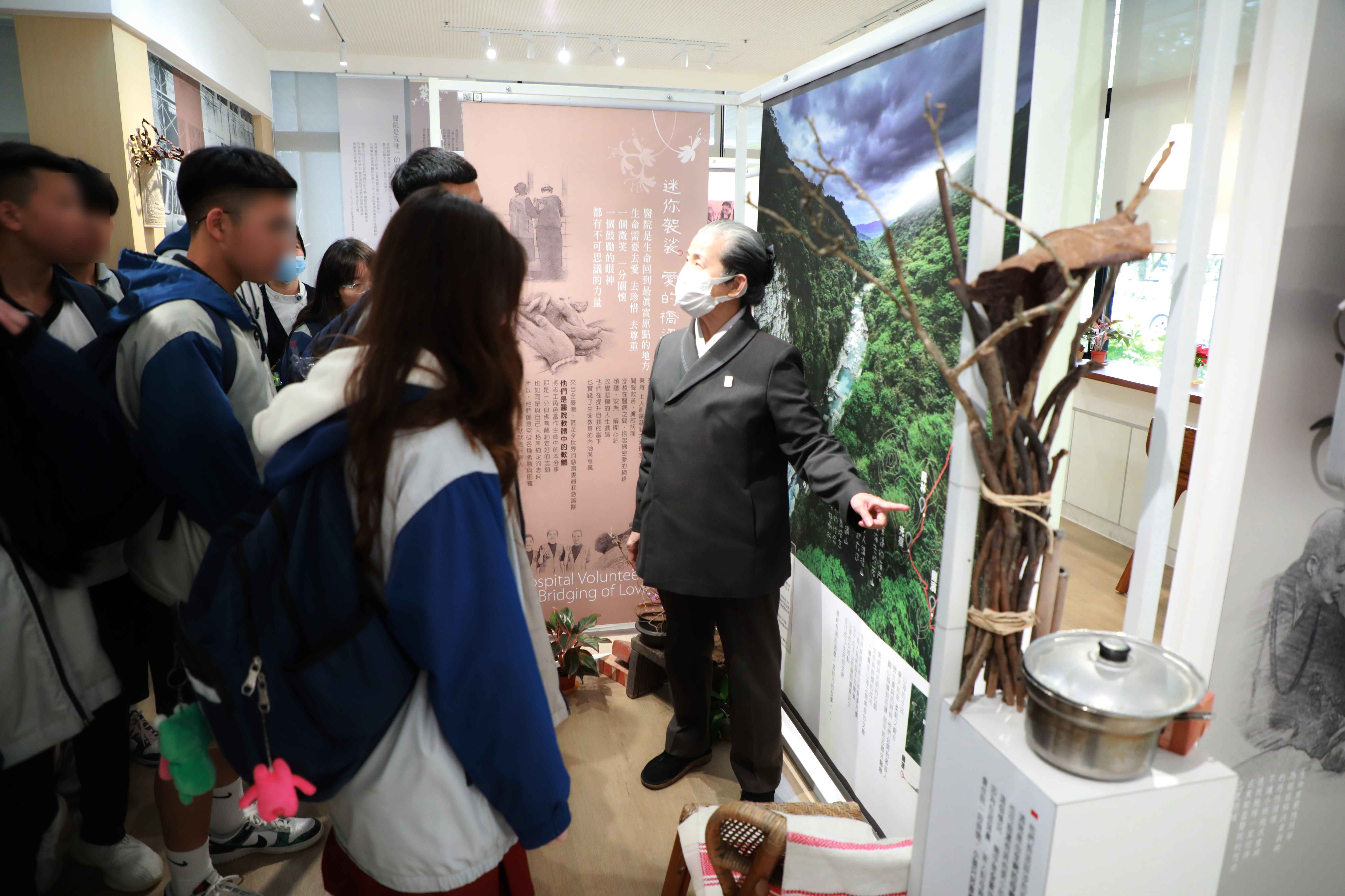 志工室主任顏靜曦師姊首先導覽大愛醫療溯源館,為年輕學子介紹花蓮慈濟建院故事。