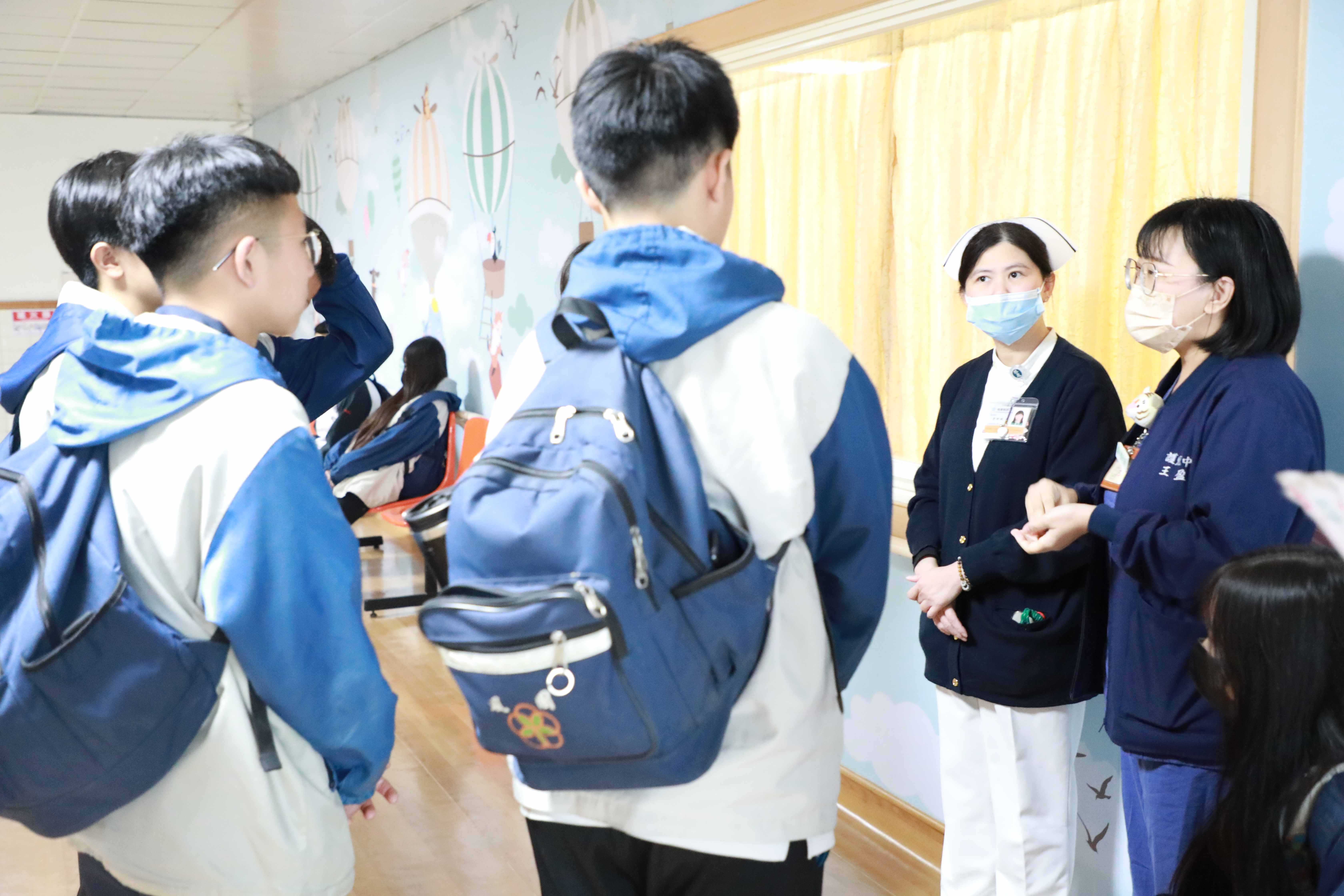 兒科專師王盈潔(右一)和學生們分享兒科的使命感和熱血故事,右二為隊長之一李珍妮護理長。
