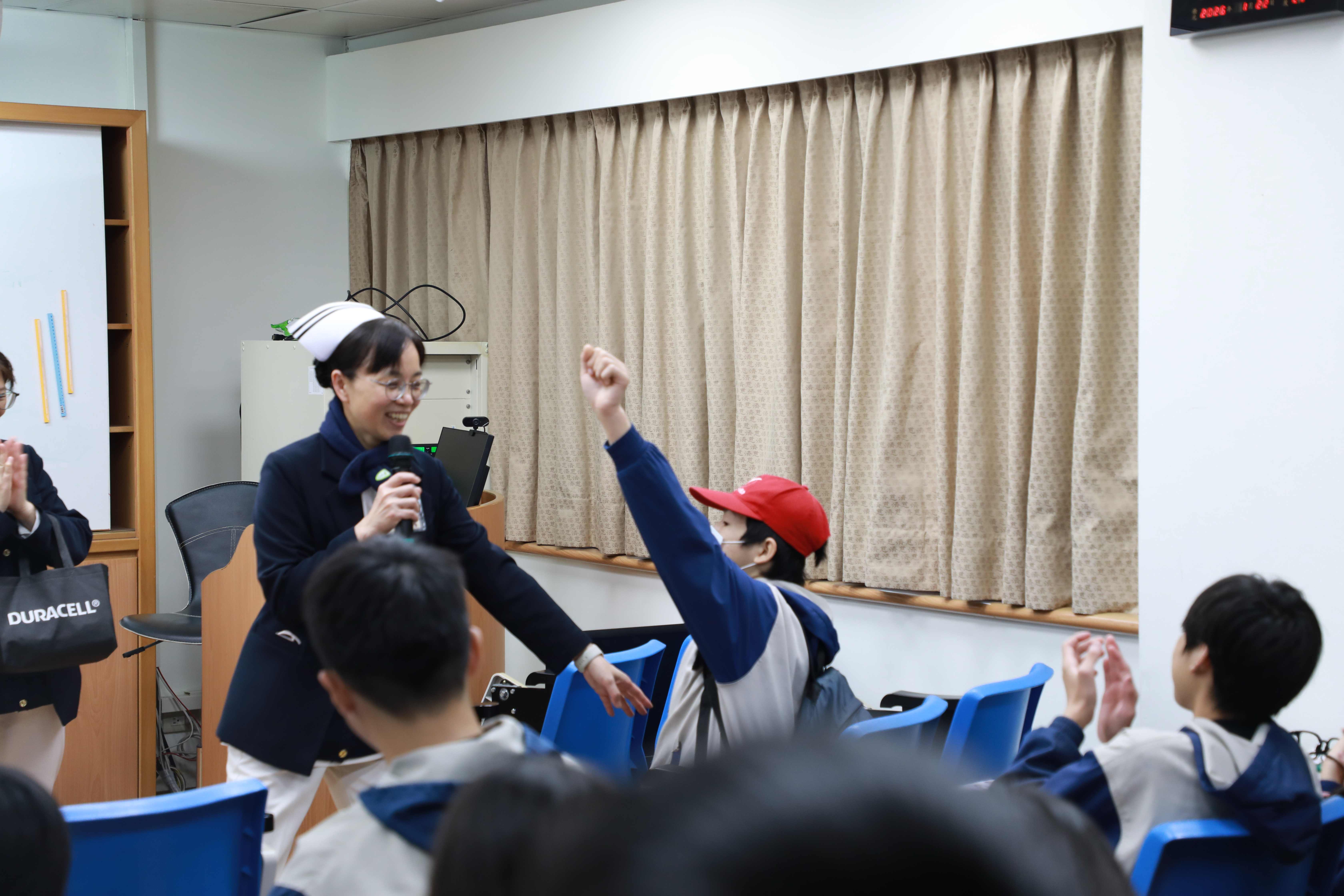 圓緣分享時護理部呂基燕副主任和同學互動,同學踴躍分享心得。